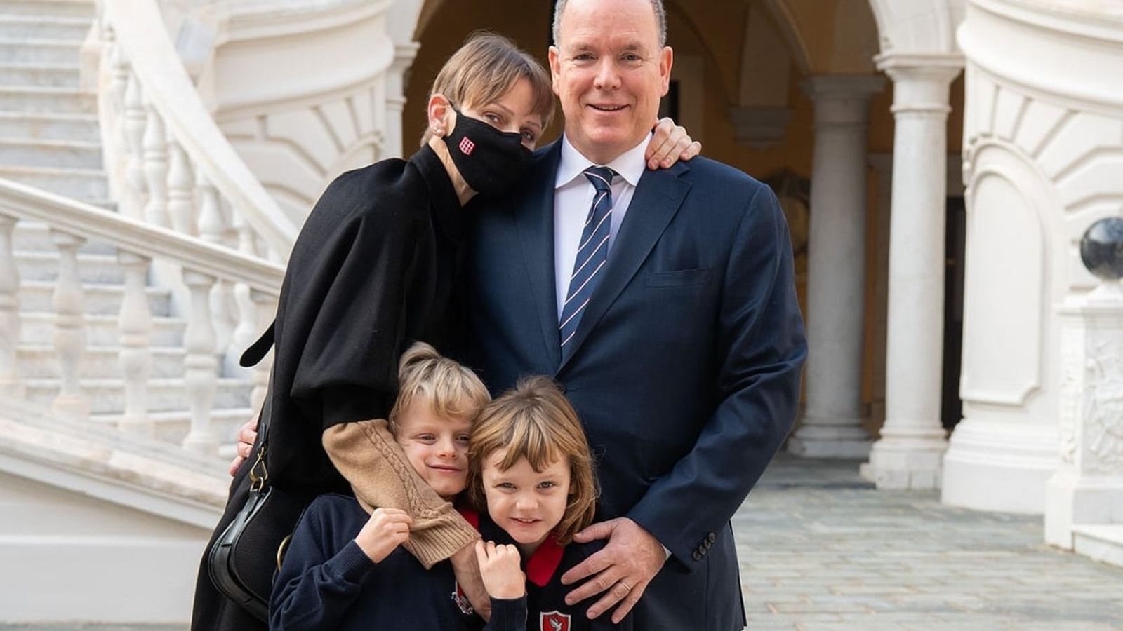 Charlene, con su familia, en su reencuentro en Mónaco hace una semana tras estar seis meses en Sudáfrica.
