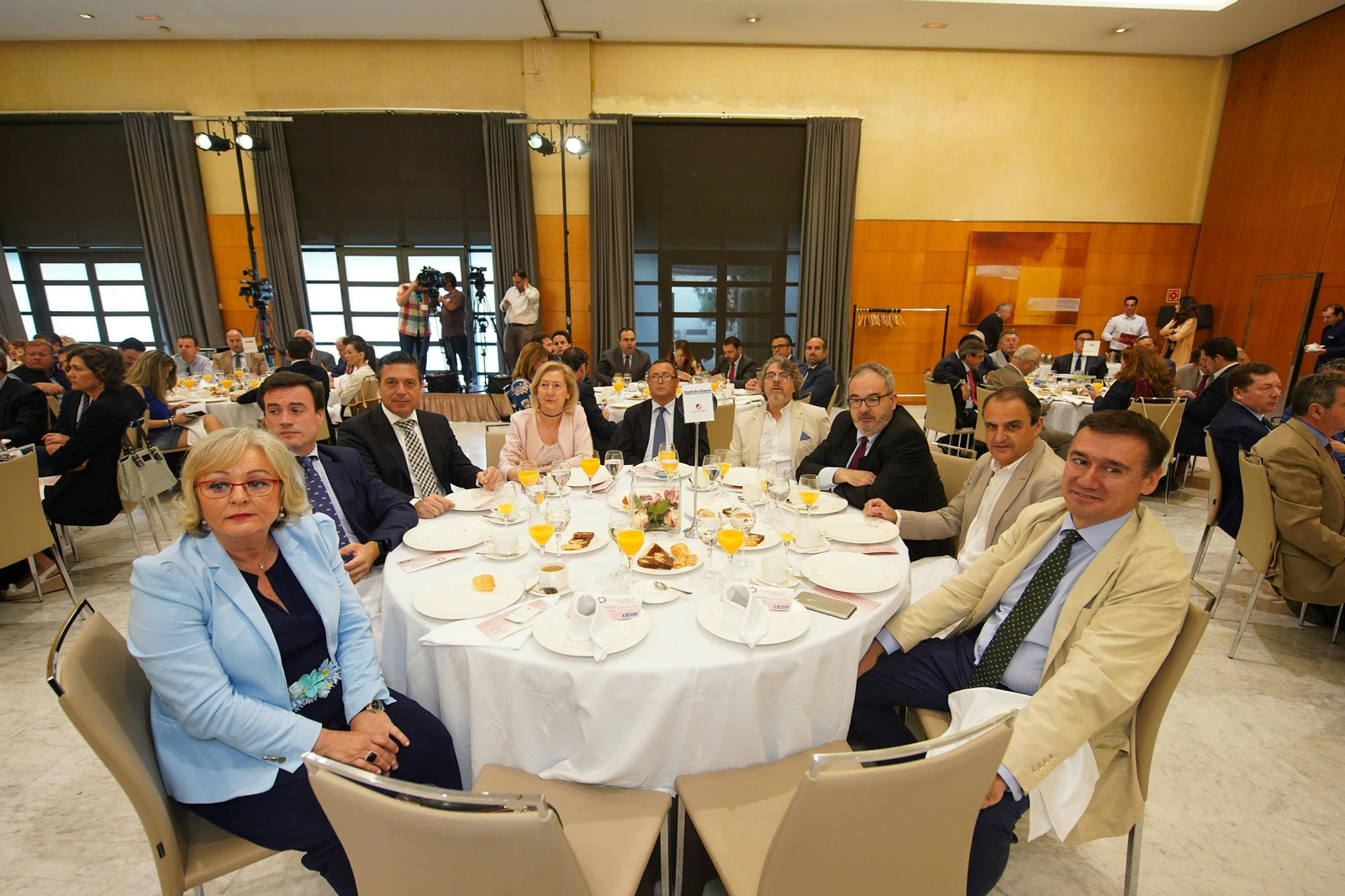 Las imágenes del desayuno-coloquio con Isabel García Tejerina