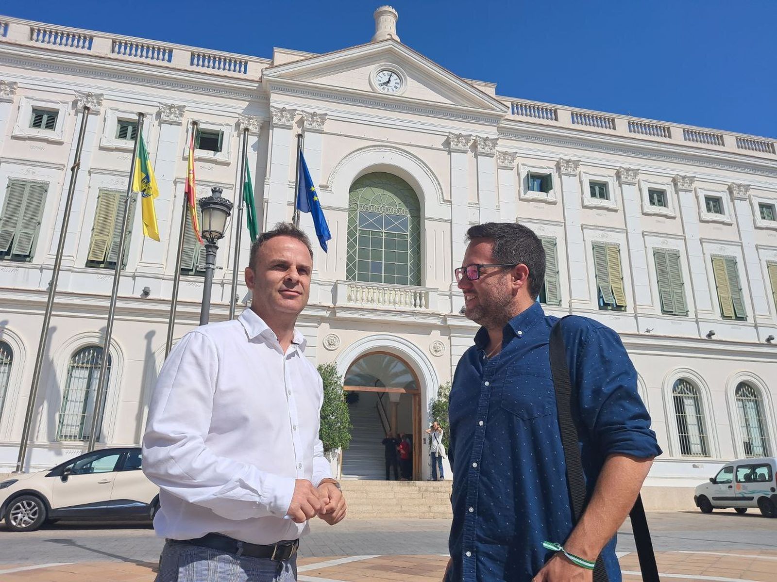 Alejandro Gutiérrez  (izq.) y José Ignacio García, esta mañana, frente al Ayuntamiento.