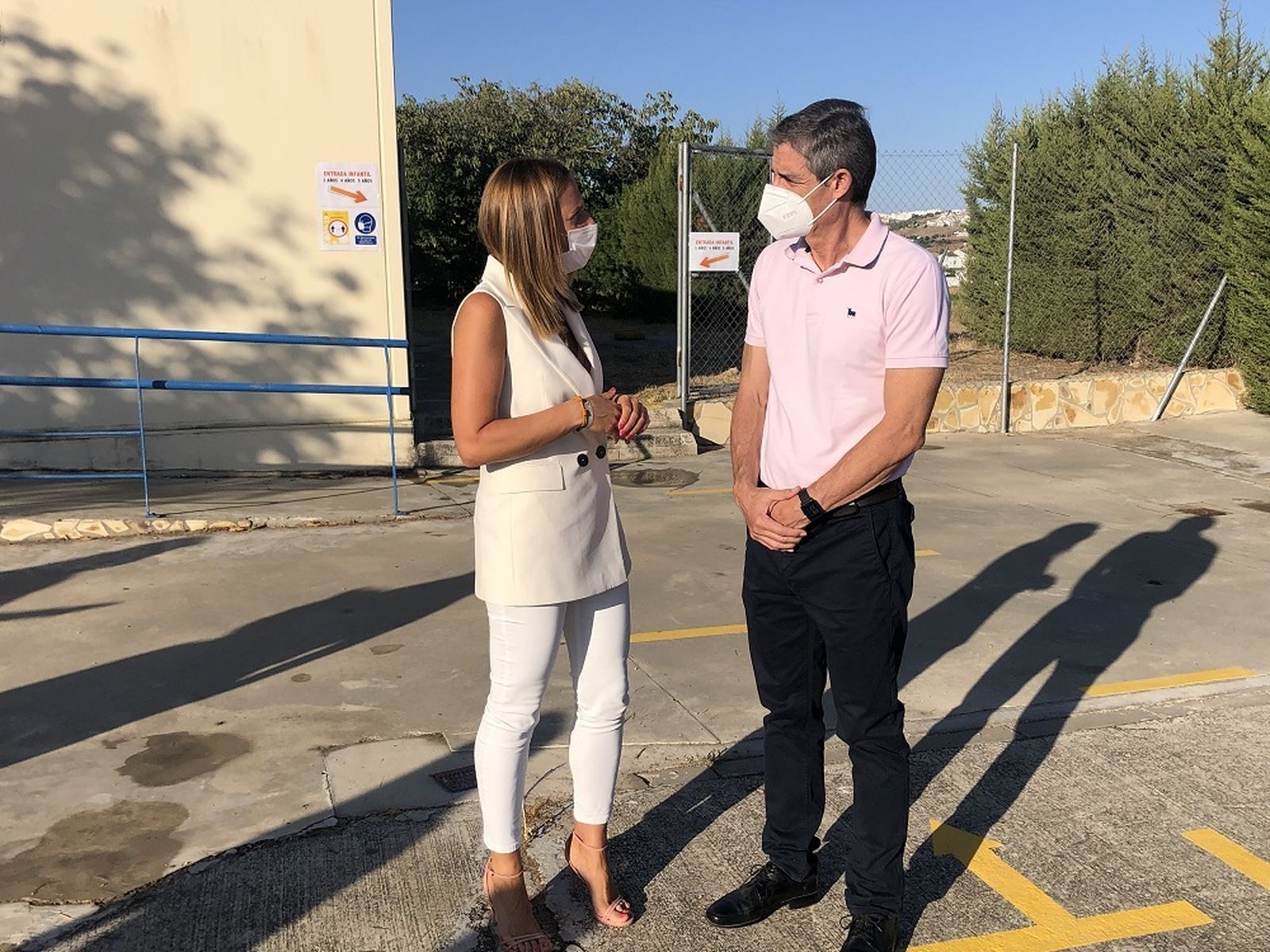 El alcalde y la concejal de Educación, en el colegio El Santiscal.