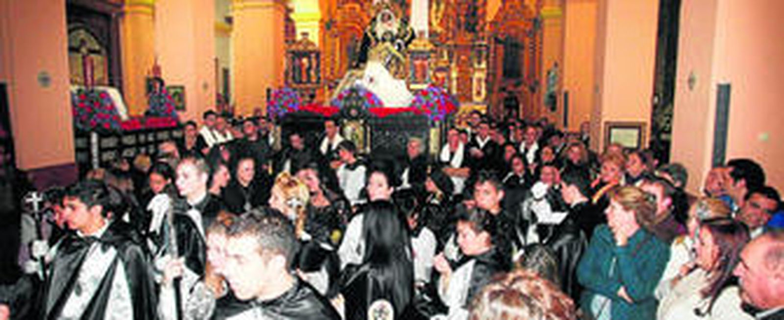 El cortejo de las Angustias, en el interior del templo, tras recibir la mala noticia de que no se podía salir a la calle.
