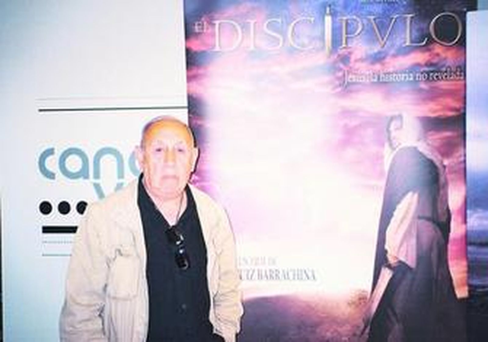 Faelo Poullet, junto al cartel anunciador de la película inspirada en su novela homónima.