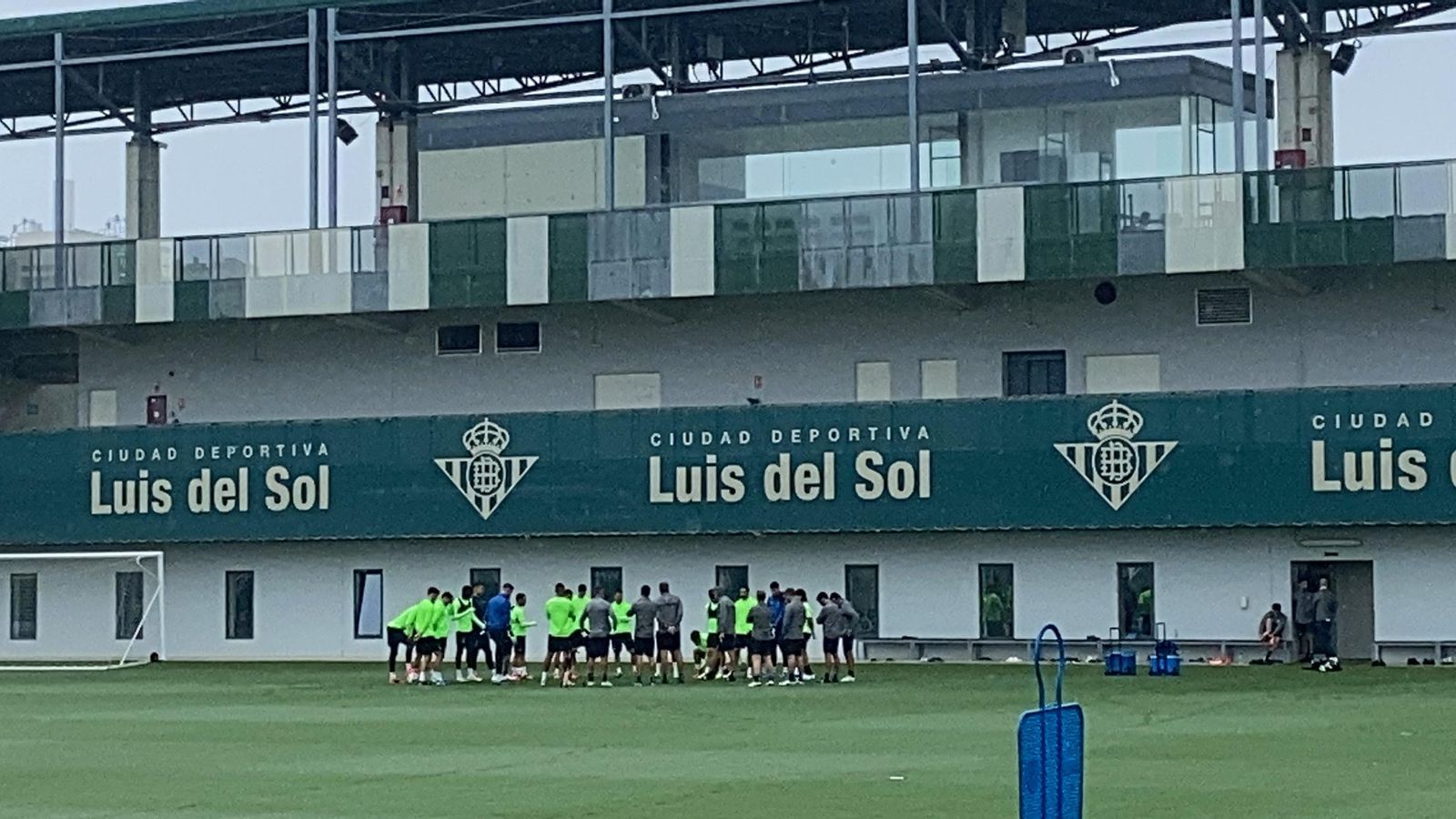 Manuel Pellegrini da la charla previa al entreno