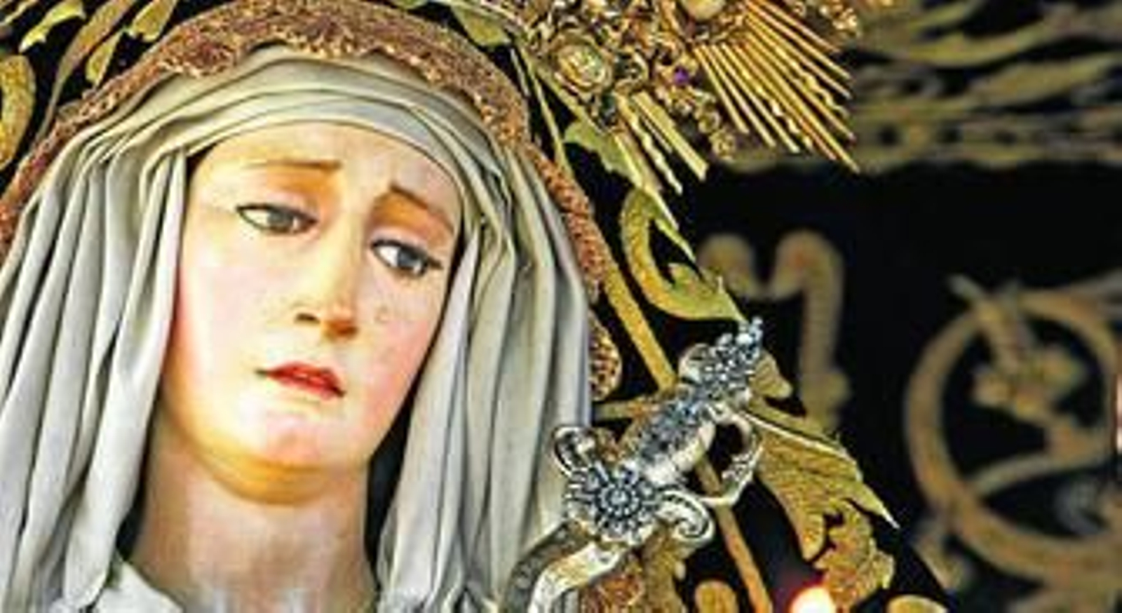 El bello rostro afligido de María Santísima de los Dolores, imagen titular de la hermandad de las Tres Caídas, en busca de la Carrera Oficial.