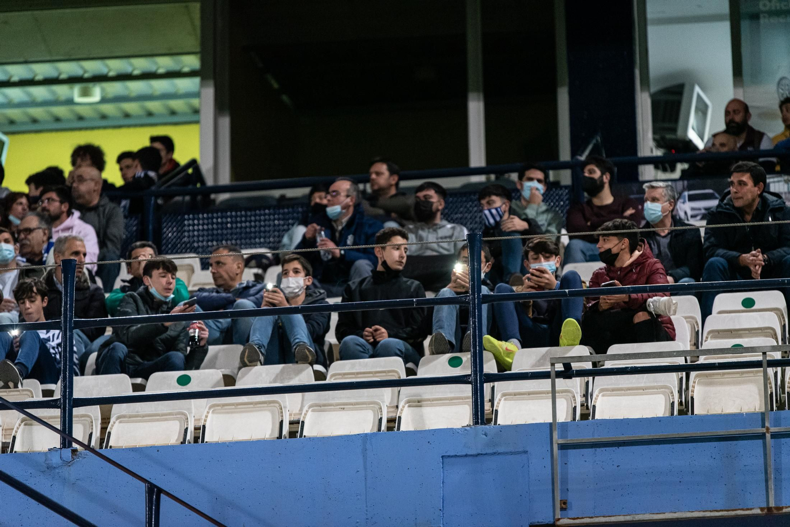 Imágenes del ambiente en las gradas del Recre - Conil