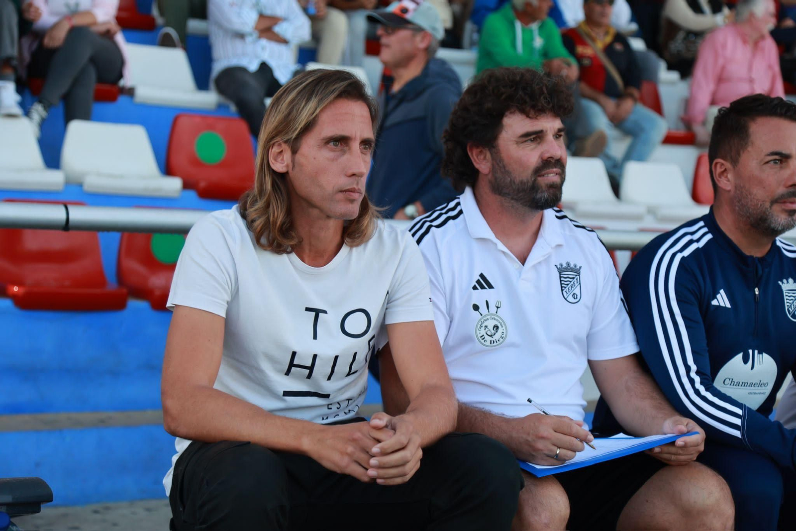 Checa, en el banquillo junto a Juan Pedro Ramos y Fran Corrales. Checa, en el banquillo junto a Juan Pedro Ramos y Fran Corrales.