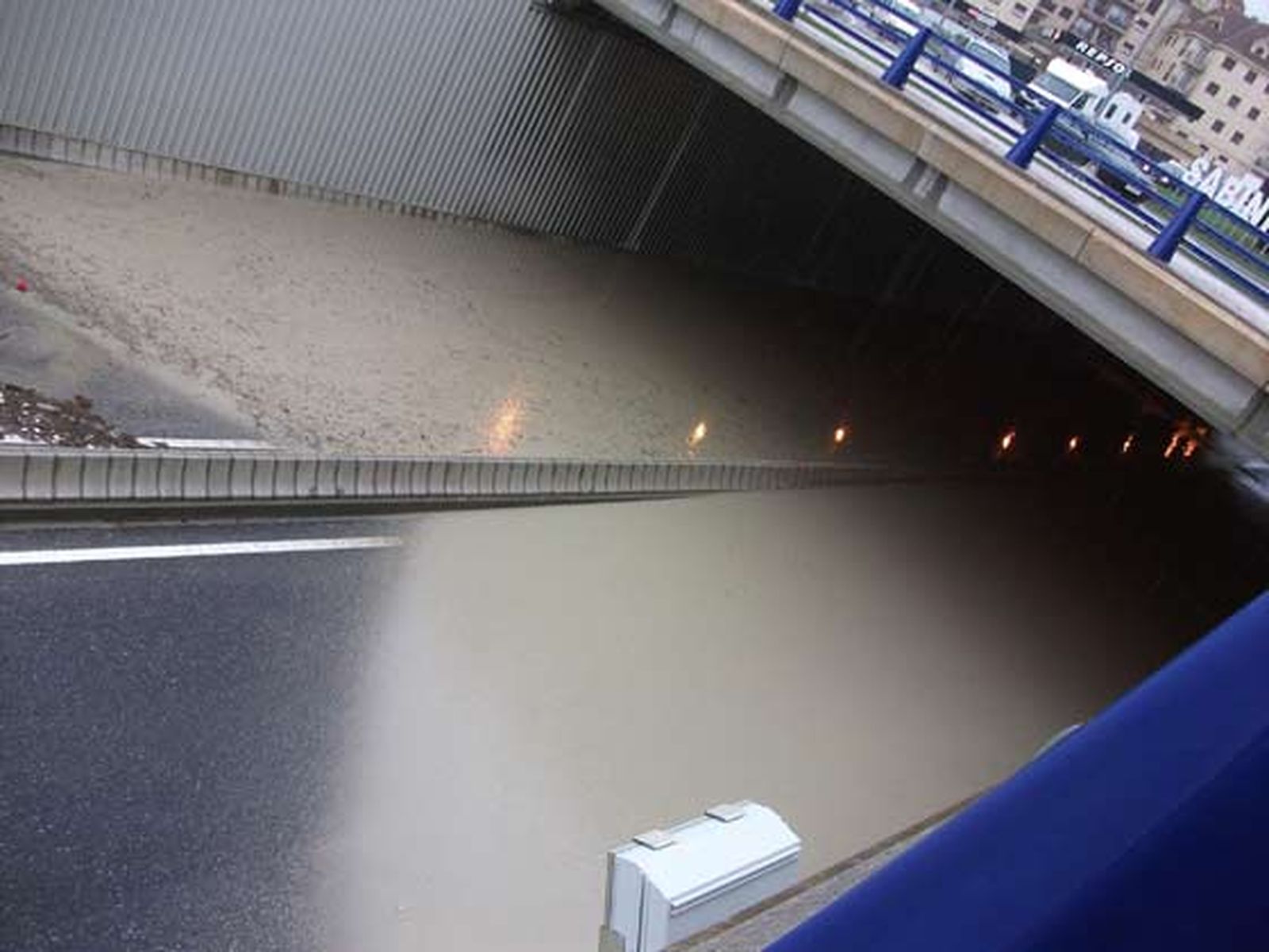 Paso subterráneo cerrado al tráfico en Manilva.

Foto: Agencias