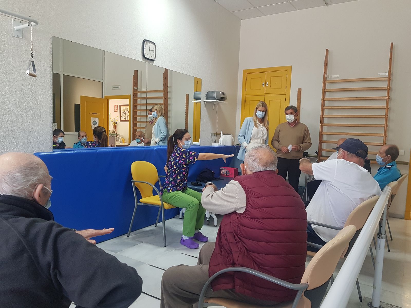 Lola Garzón y Alfonso Candón, en una sesión de motricidad en la sala de fisioterapia de Párkinson.