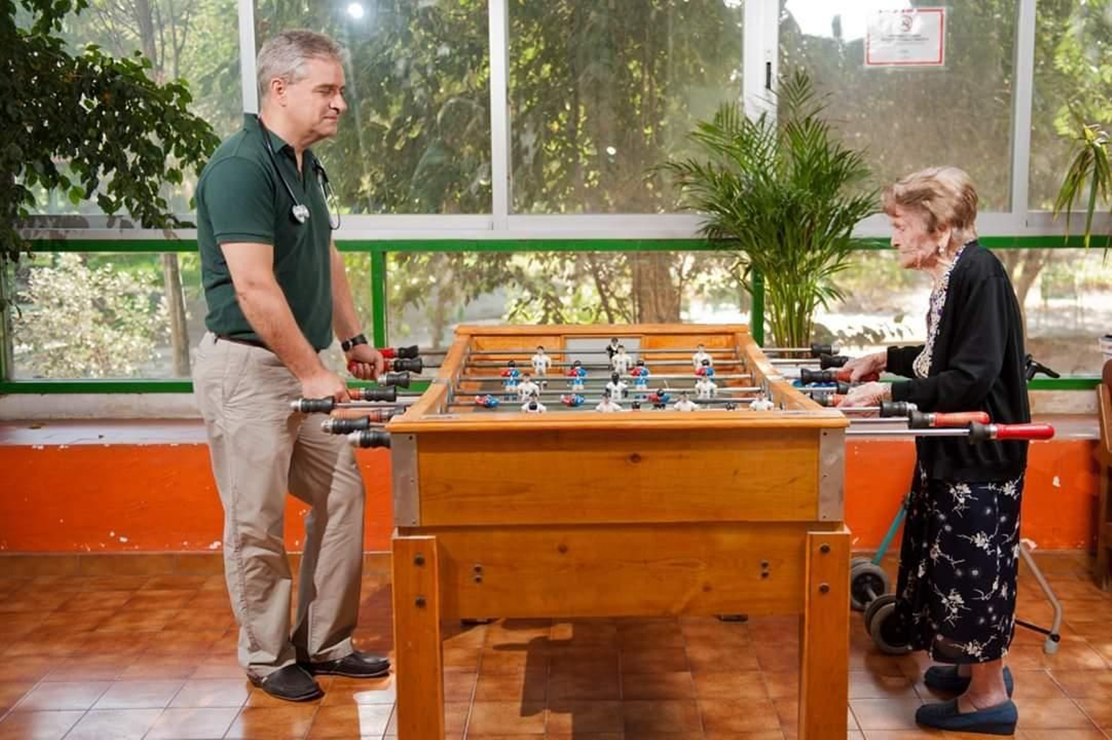 Los enfermeros realizan actividades con pacientes con problemas de movilidad