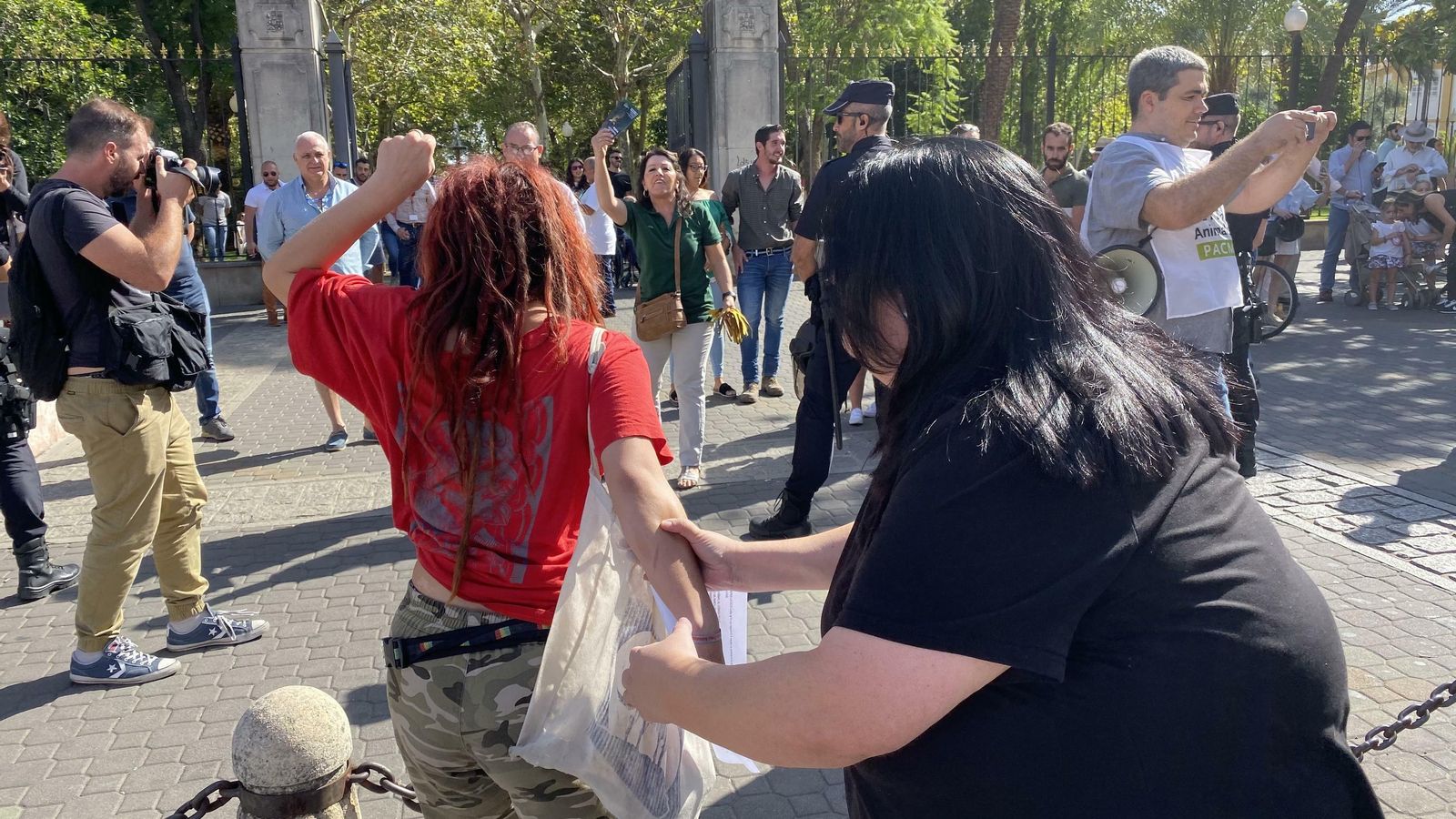 Los de Pacma se mantuvieron en la calle y los de Vox, en la plaza de Colón. Los de Pacma se mantuvieron en la calle y los de Vox, en la plaza de Colón.