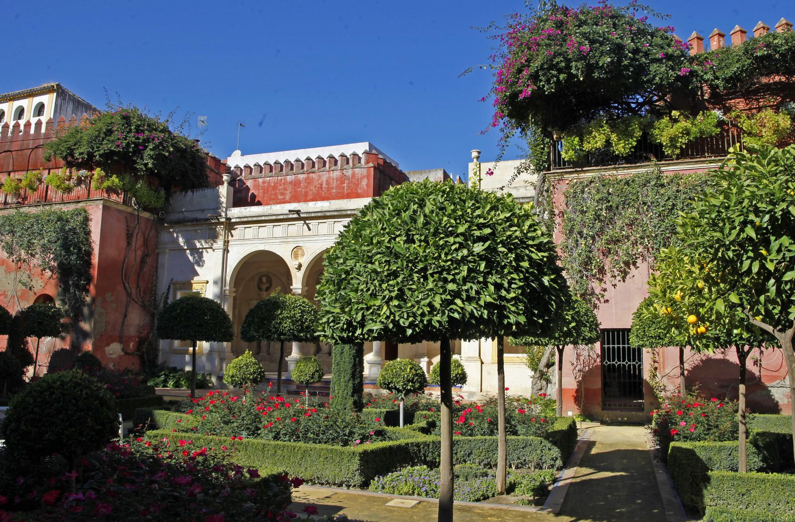 La verja marca el punto de entrada al túnel que da acceso directo al convento de San Leandro.