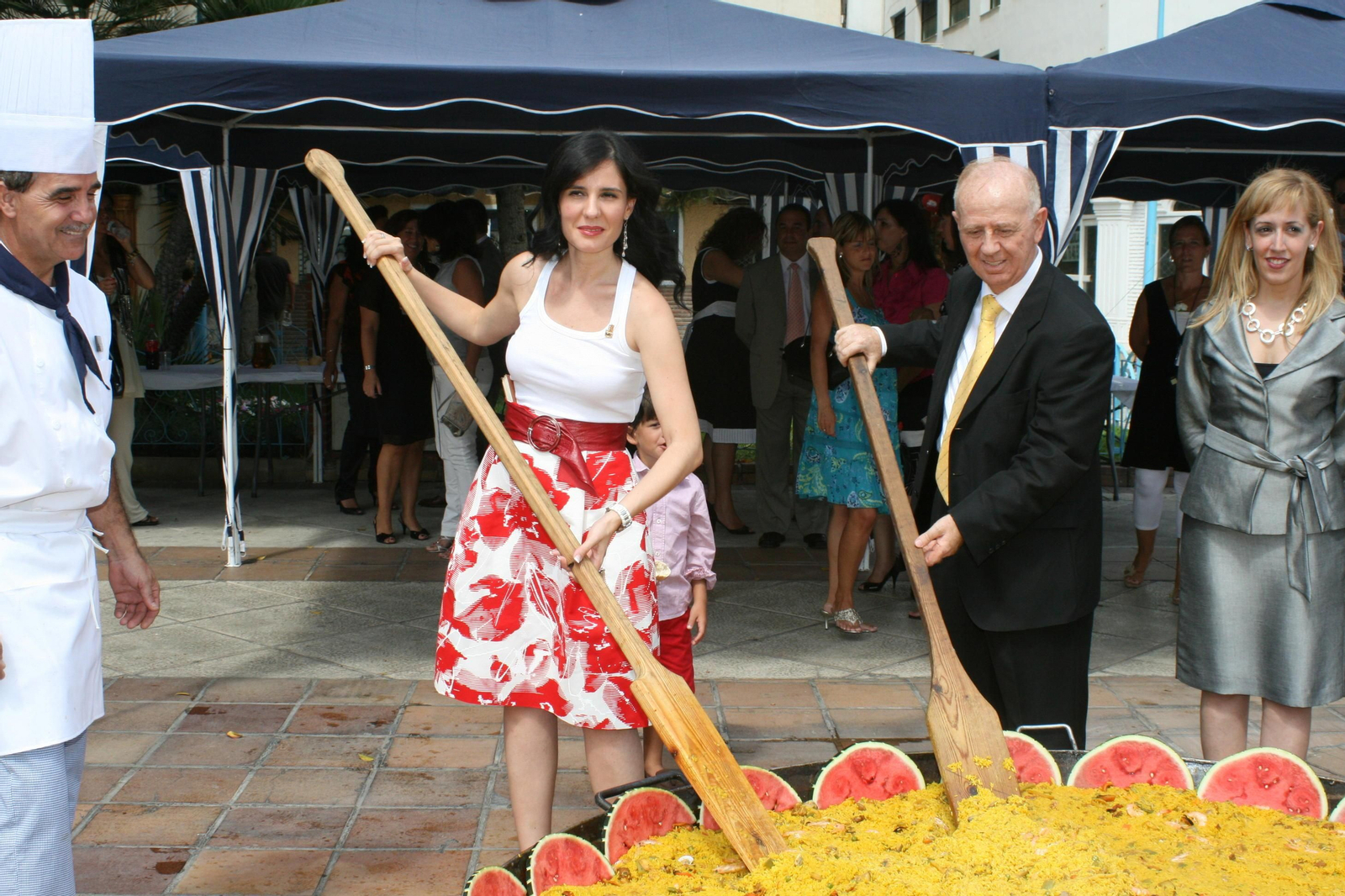 Fernández Montes remueve una paella gigante.