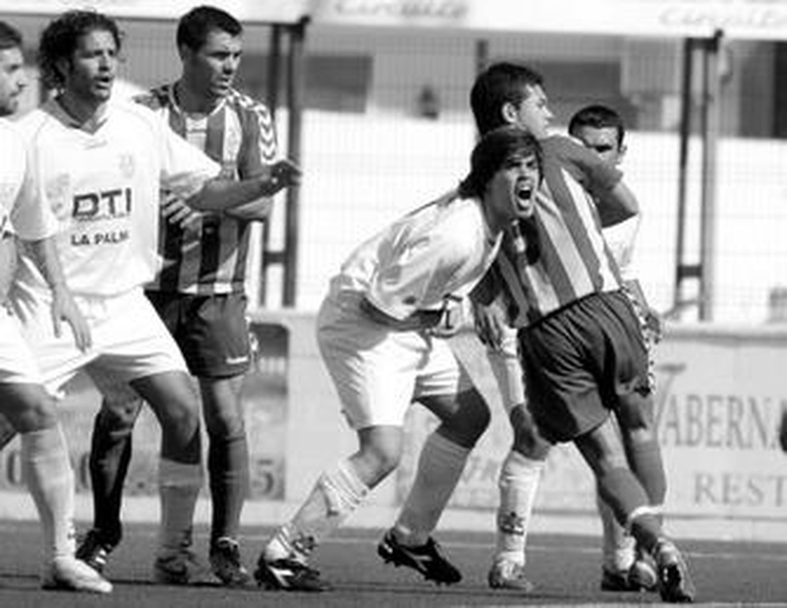 Este codazo a Fofi dejó a George, derecha, fuera del choque con el Punta.