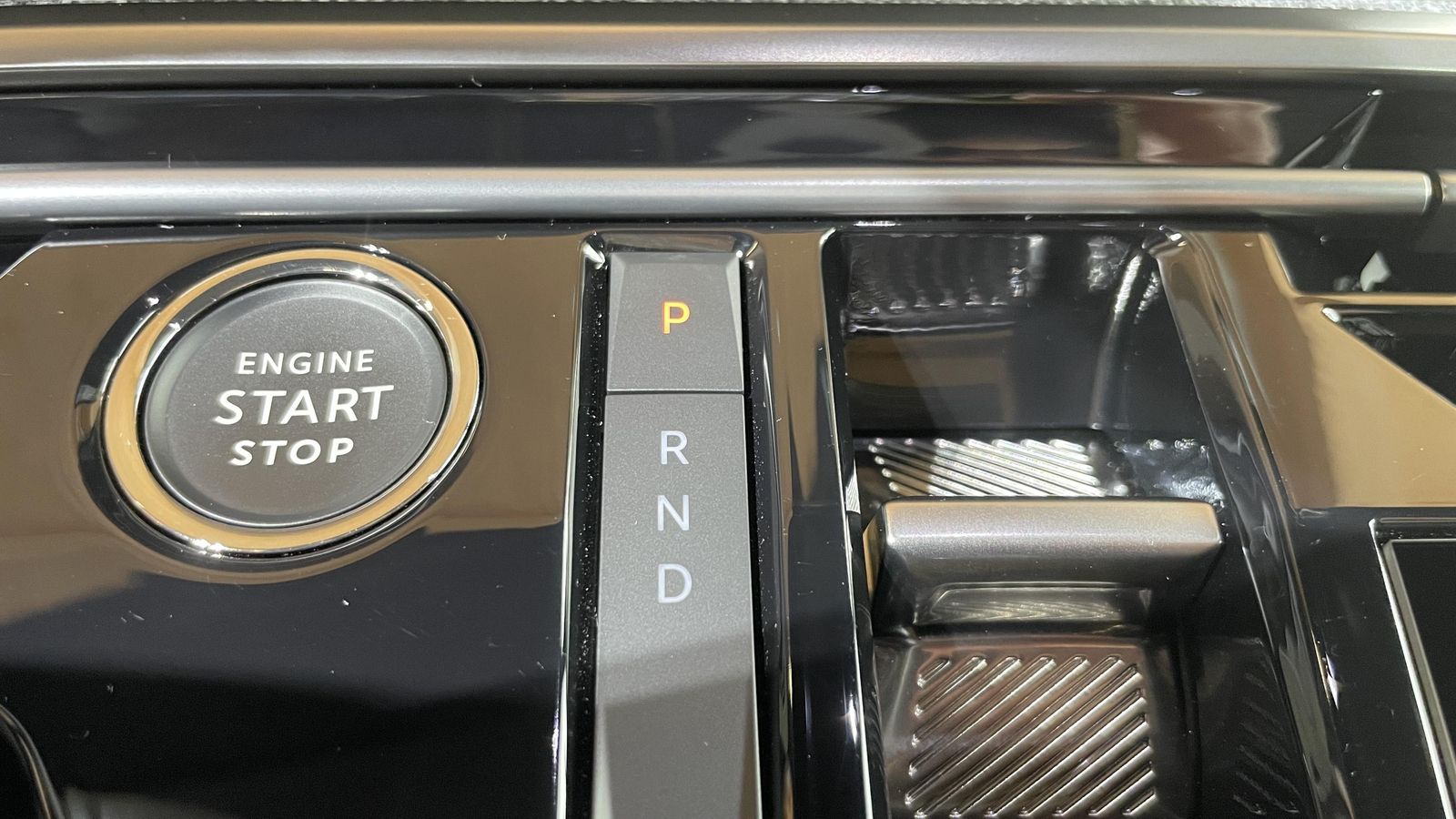 La posición B que ofrece mayor frenada regenerativa que la D en los eléctricos de Stellantis, desaparece en este E-3008. Ahora la retención del motor cuando no se acelera se regula con levas en el volante.