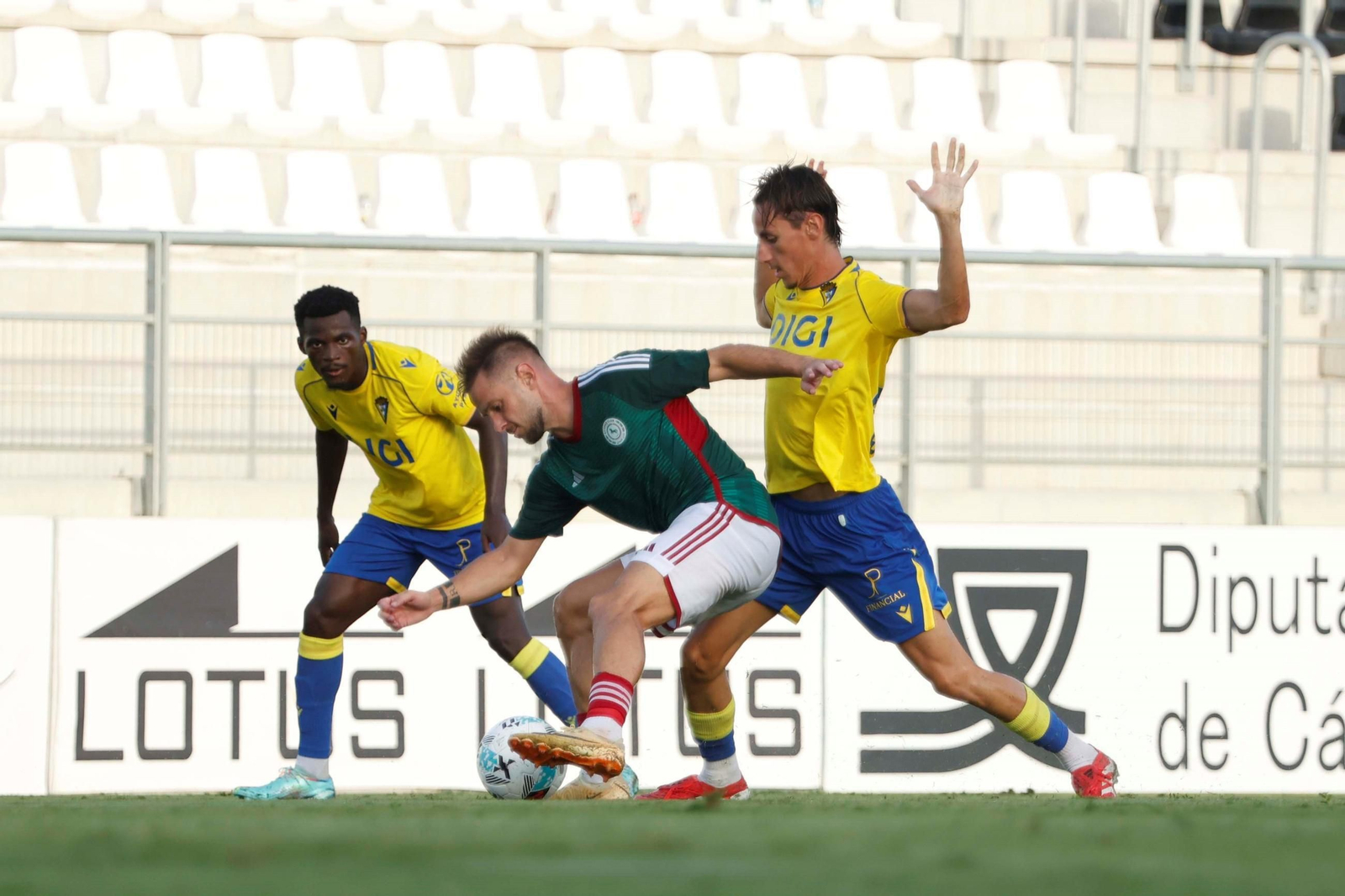 Obeng y David García presionan a un jugador del conjunto saudí.