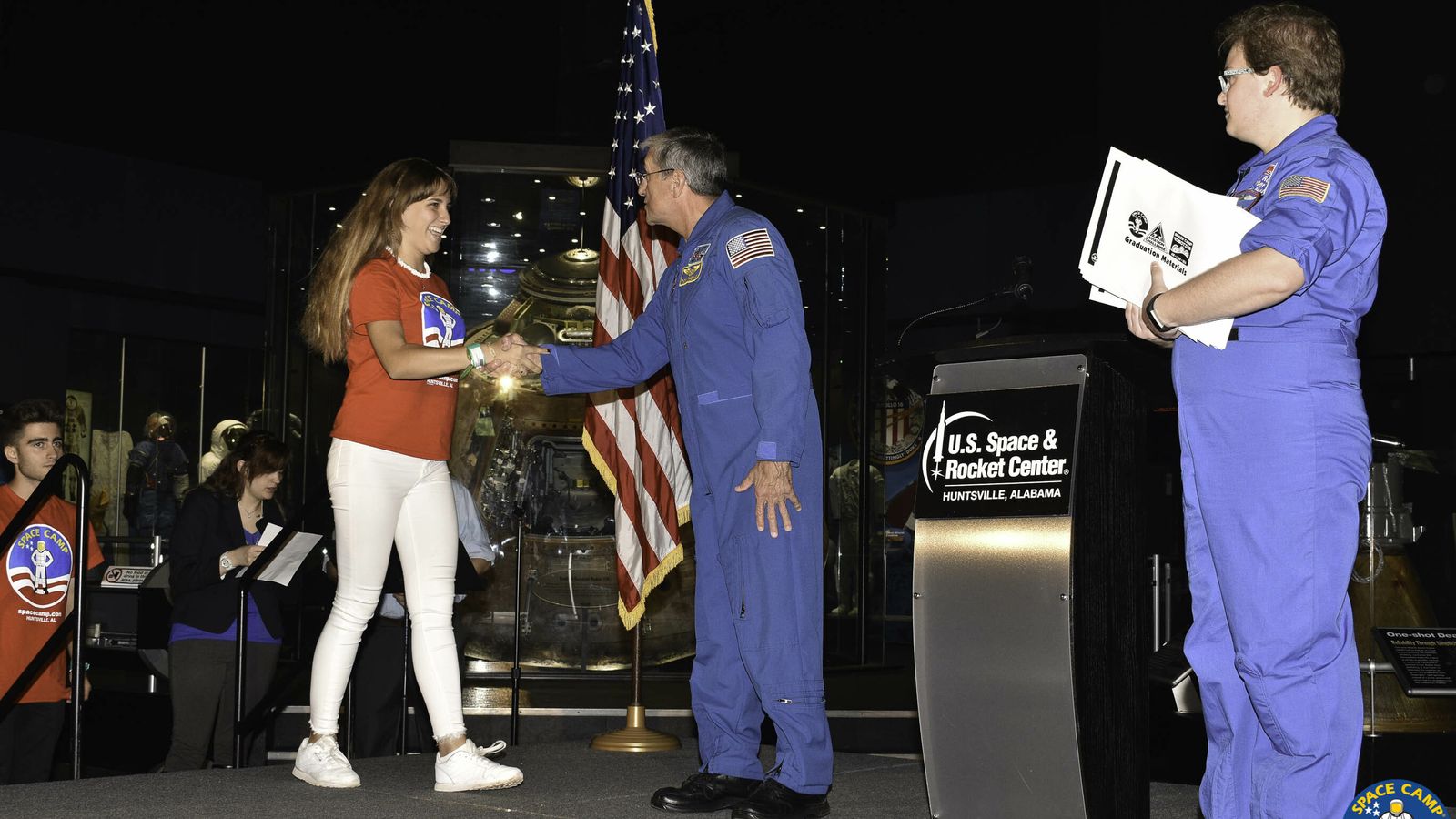 María Álvarez junto al astronauta Don Thomas.