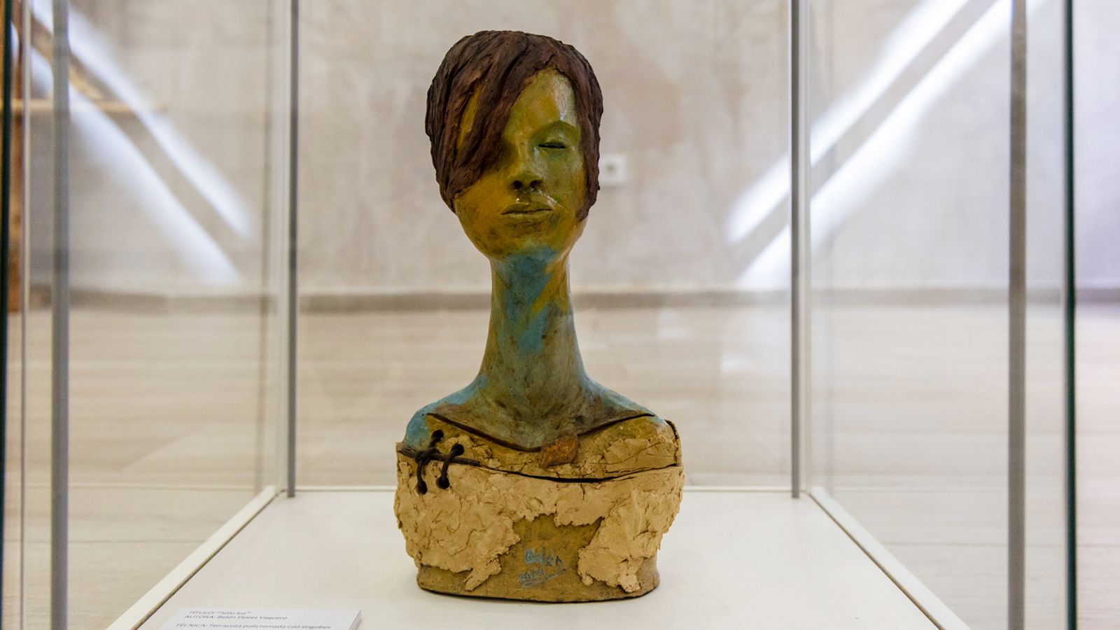 La escultura y la pintura se dan la mano en esta muestra de arte colectivo con nombre de mujer.