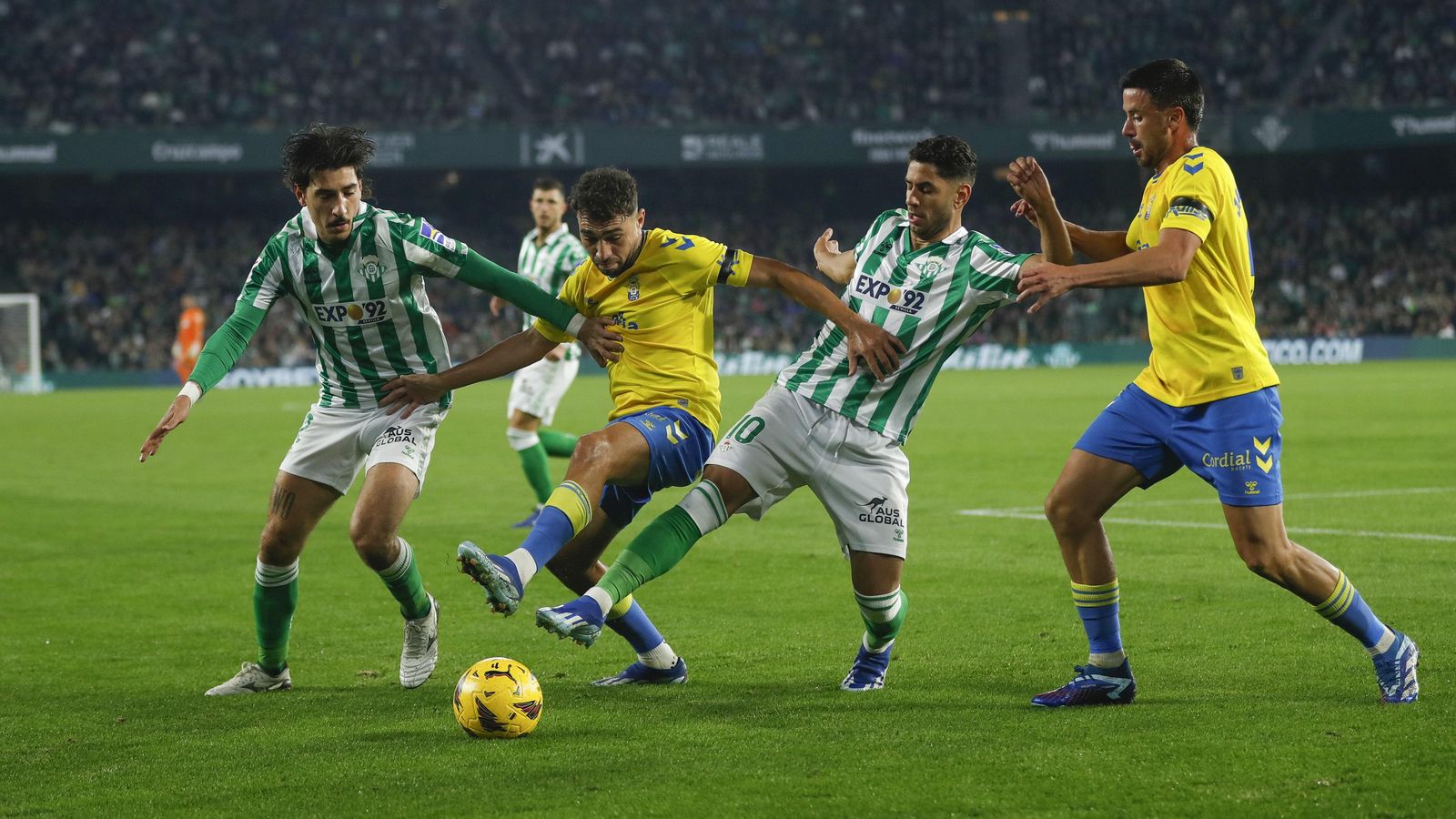 Bellerín y Ayoze disputan la pelota con Munir.