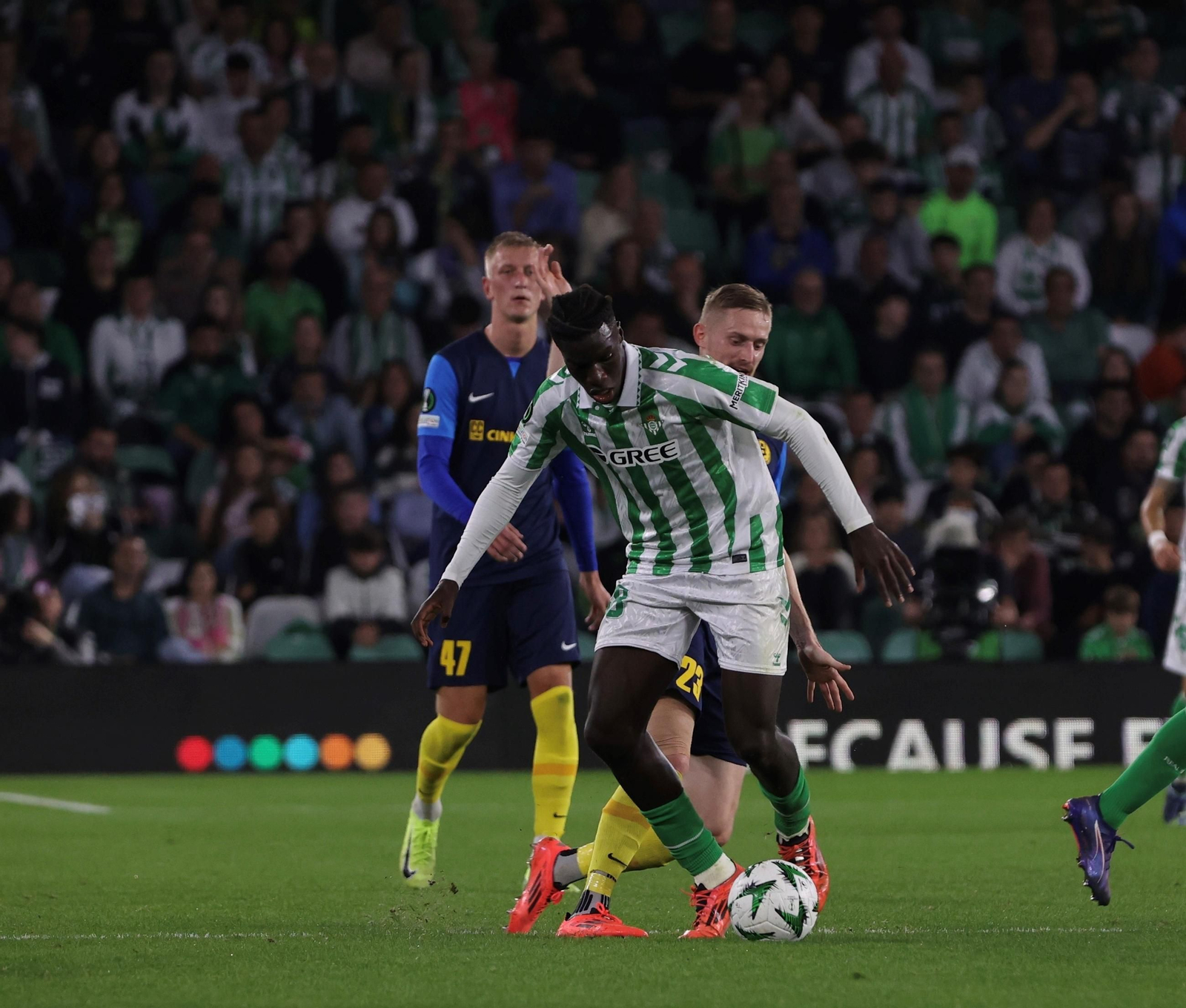 Assane Diao intenta progresar con el balón.