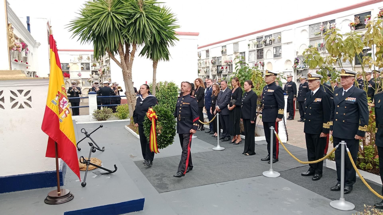 Día de los Difuntos en San Fernando: Las imágenes del responso de la Armada en el cementerio por los caídos