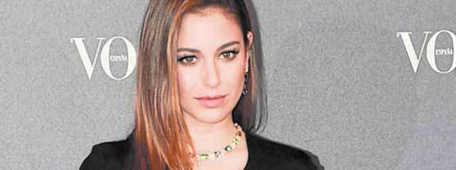 La joven actriz luce un 'little black dress' con acabado 'tail hem'.