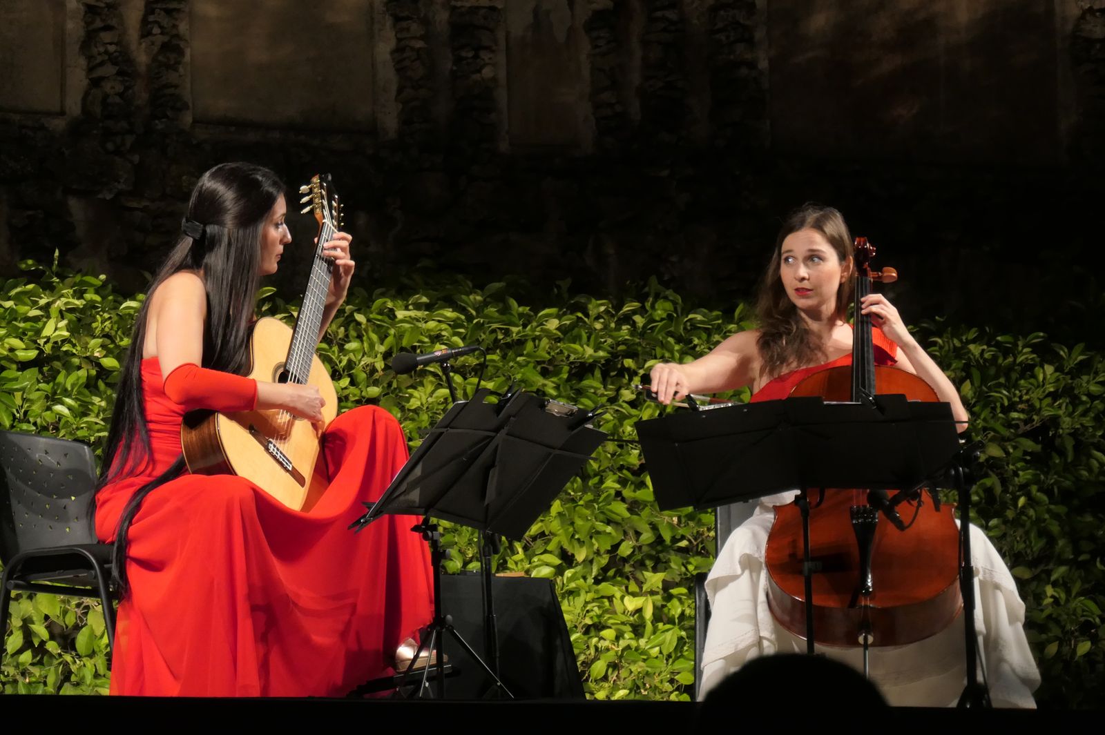 Isabel Martínez y Marta Requena durante su actuación