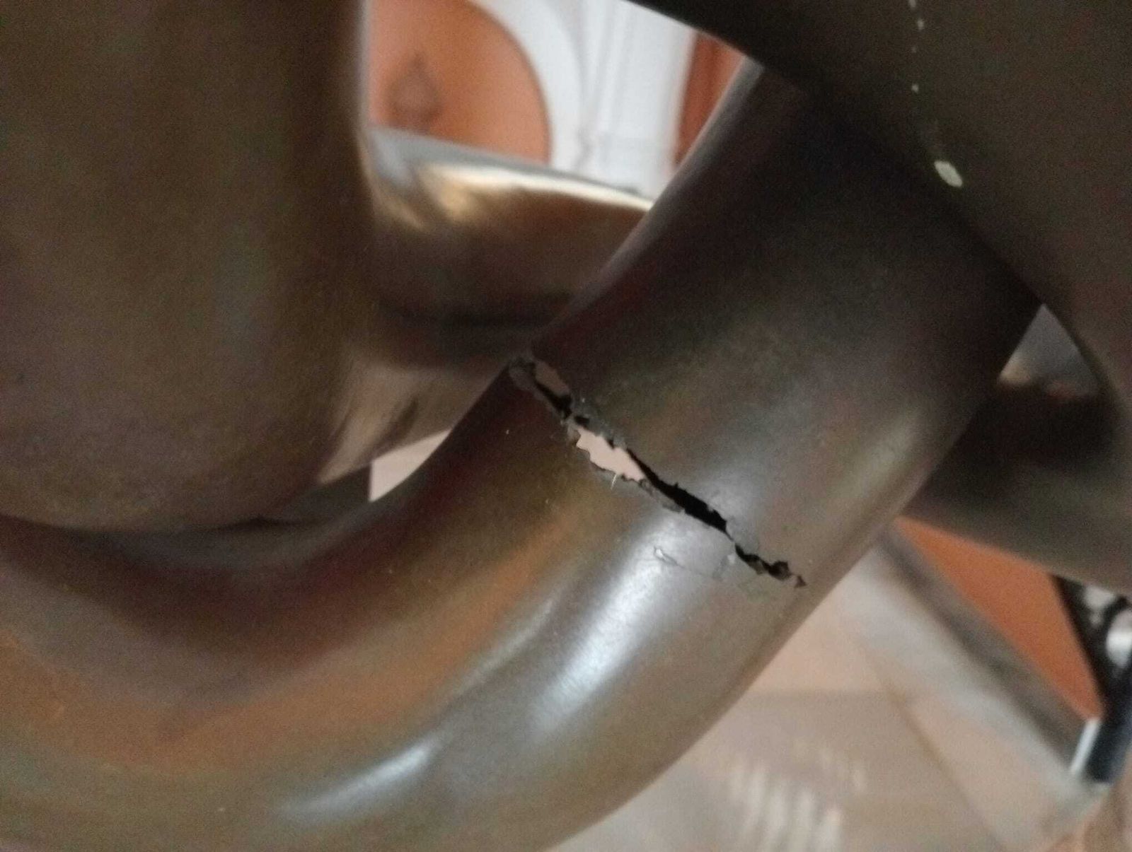 Hendidura en la escultura de Pepe Noja.