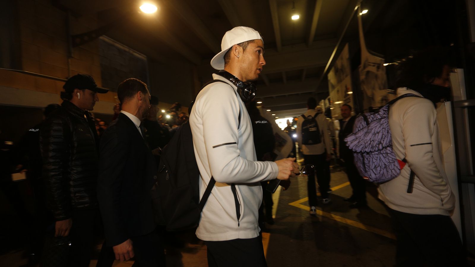 Cristiano Ronaldo espera para subir al autobús en el aeropuerto de Sevilla
