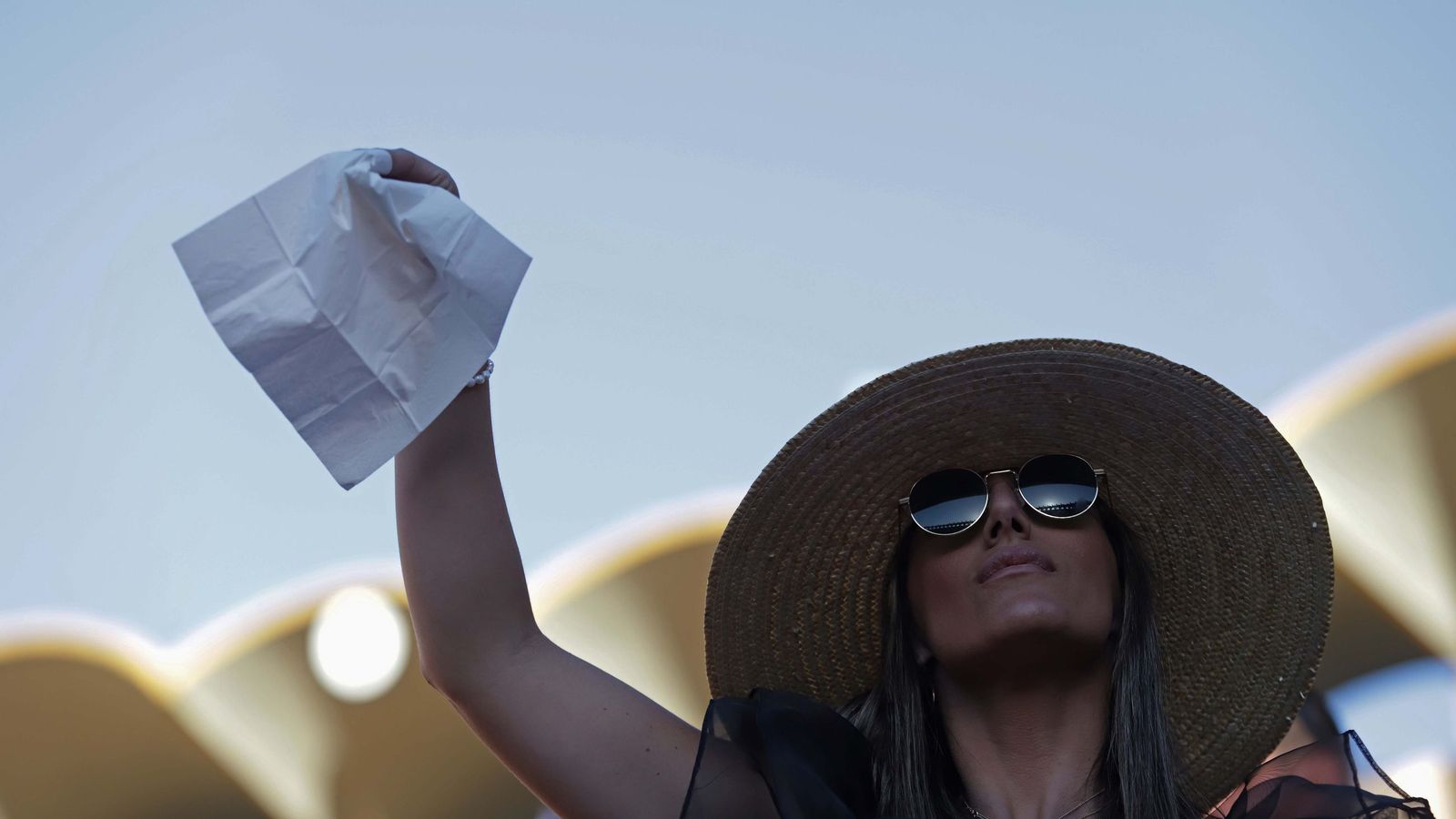 Una aficionada pide una oreja desde los tendidos de Las Palomas, en Algeciras.