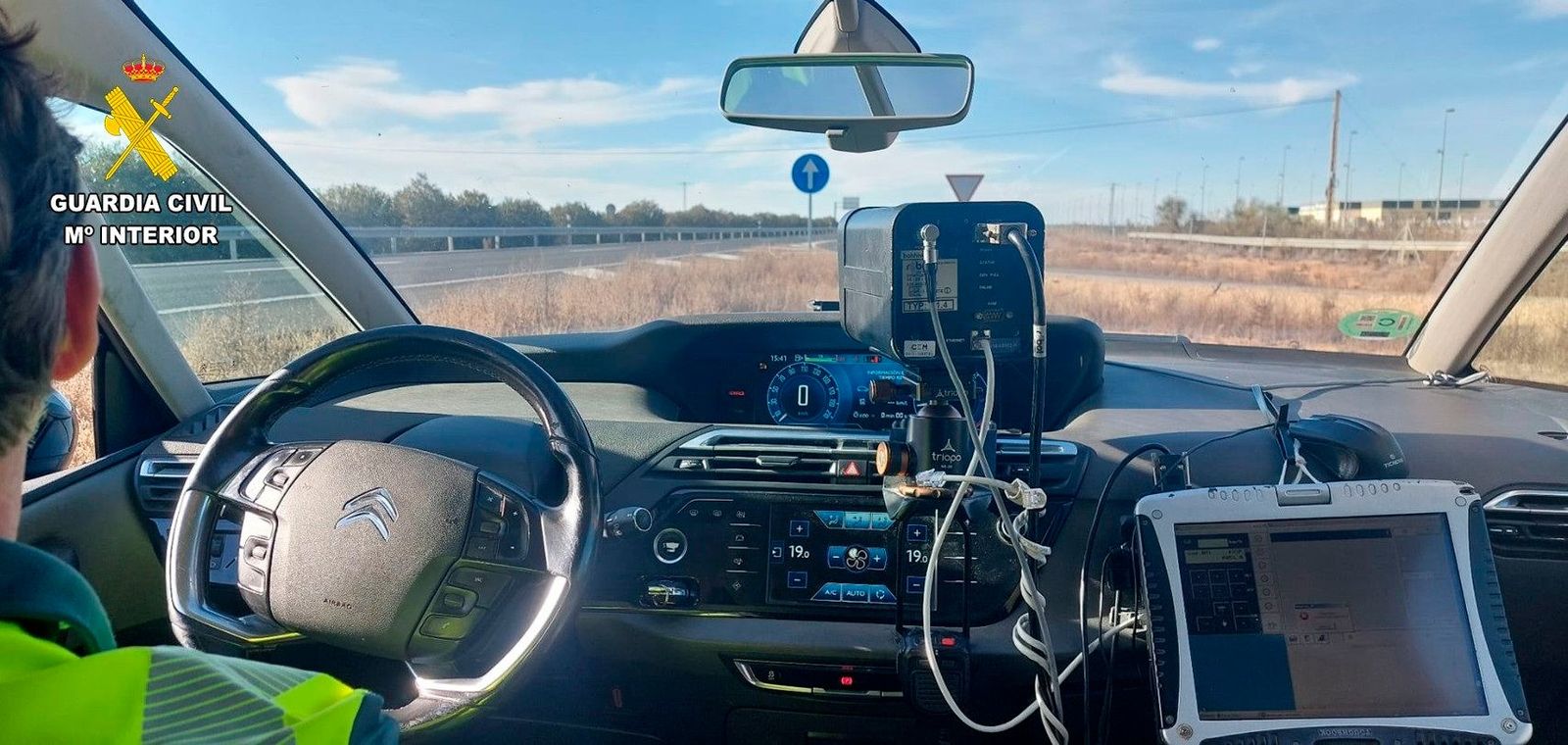 Un radar instalado en un vehículo de la Guardia Civil para control de velocidad en las carreteras.