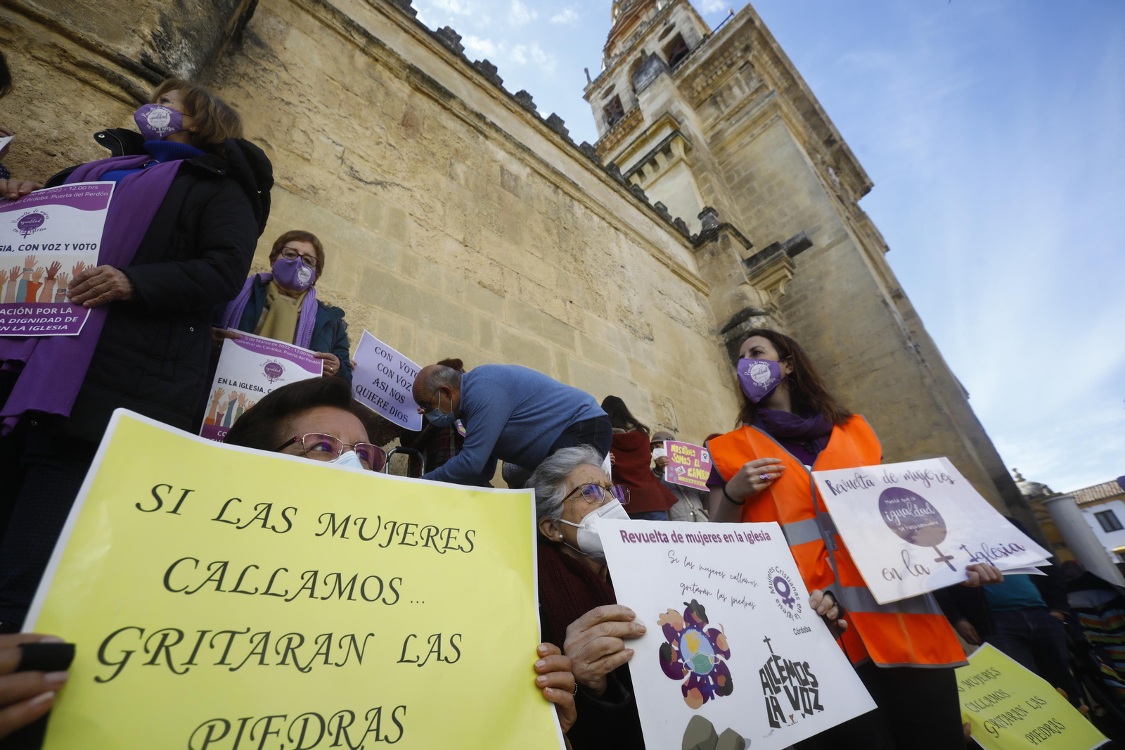 La Revuelta de Mujeres en la Iglesia de Córdoba se manifiestan para "tener voz y voto"