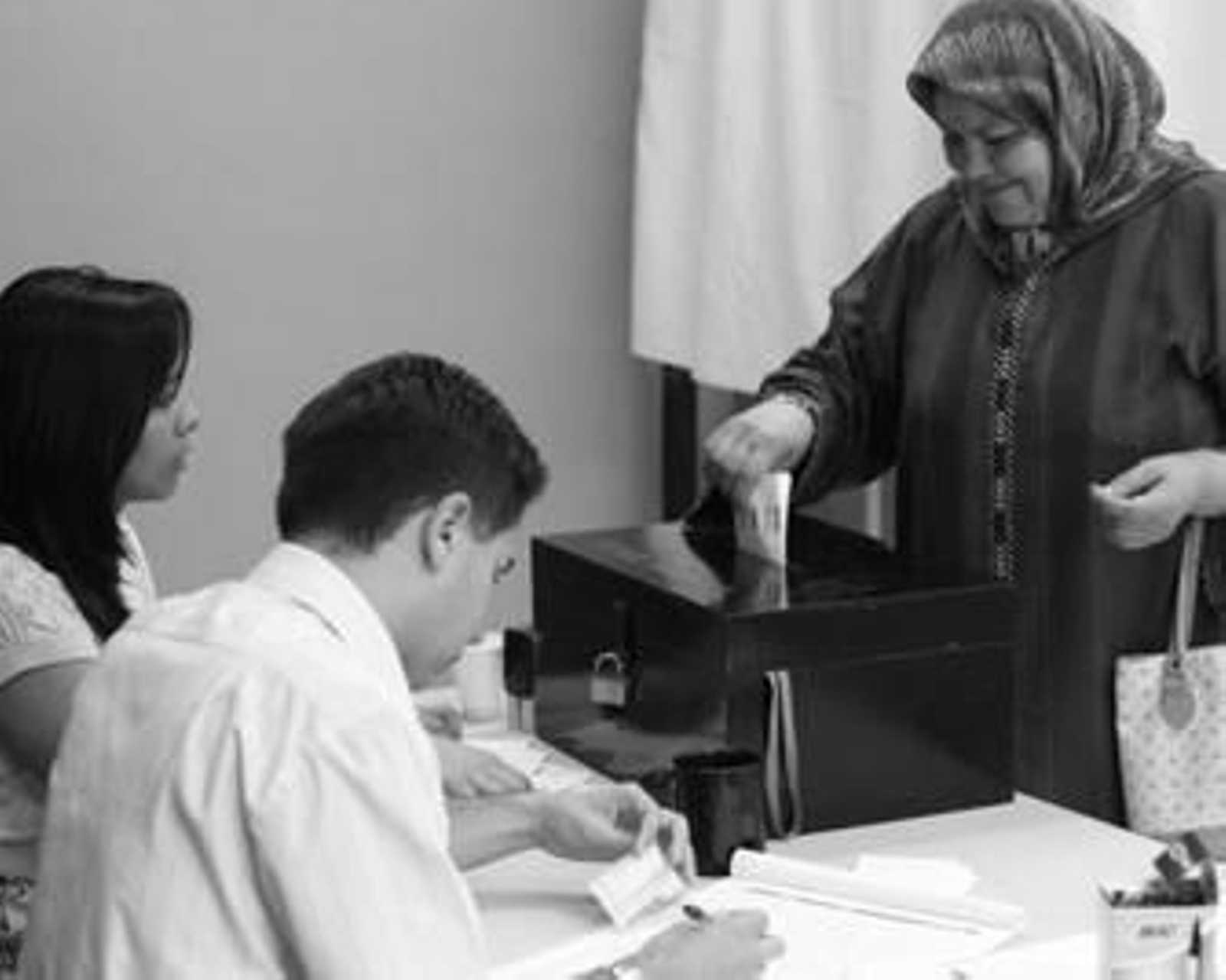 Una mujer marroquí vota de forma simbólica el pasado día 4.