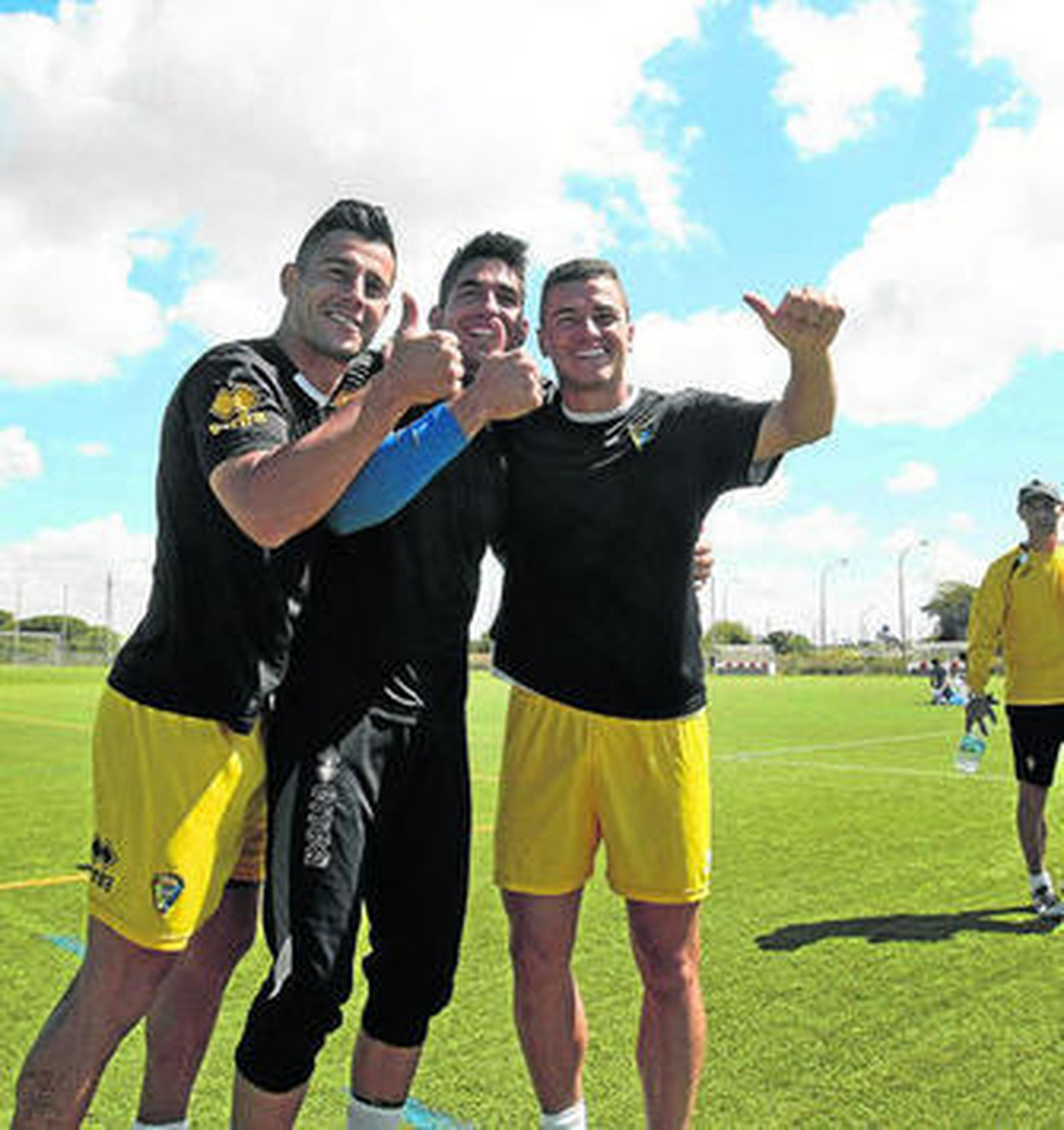 Mikel Martins (i), Bernabé y Airam Cabrera levantan ayer sus pulgares en señal de optimismo.