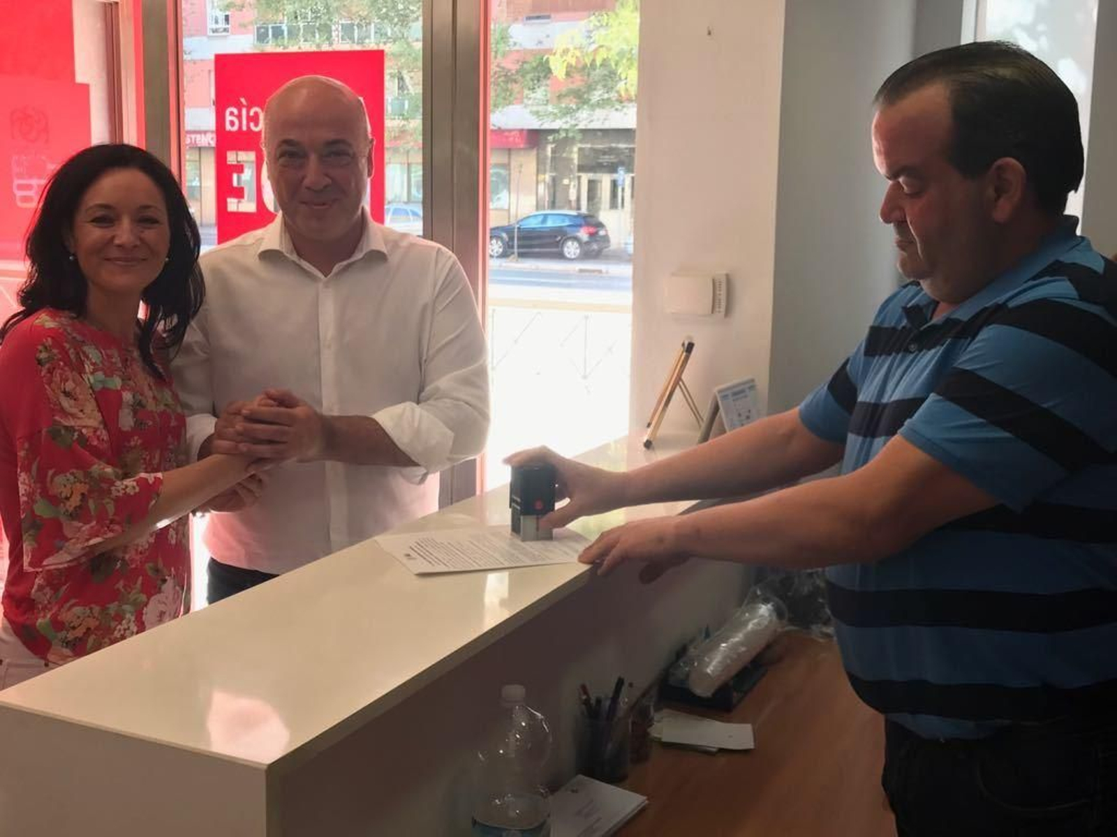 Antonio Ruiz y Rafaela Crespín, en la sede del PSOE.
