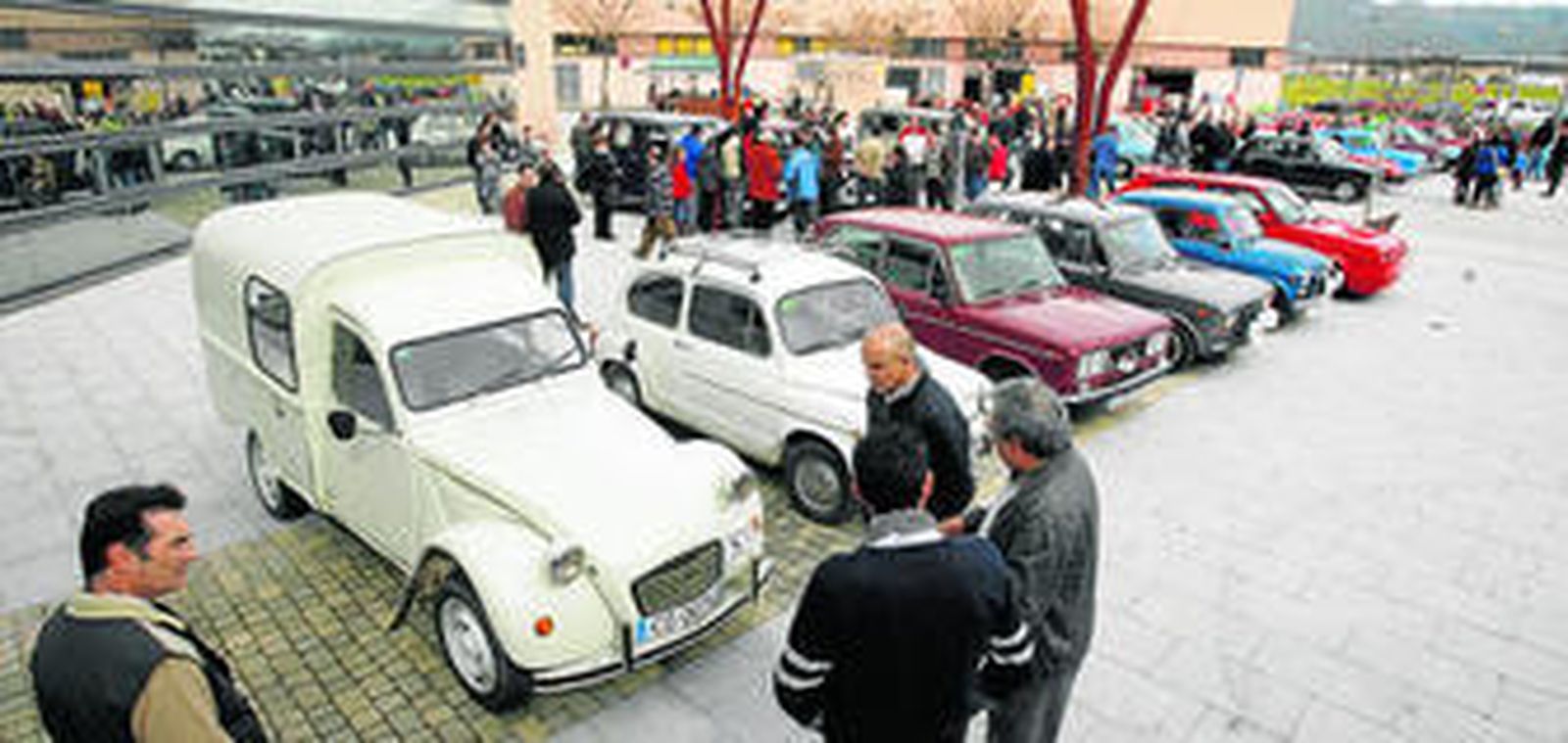 Varios de los modelos clásicos que ayer participaron en la concentración de El Higuerón.