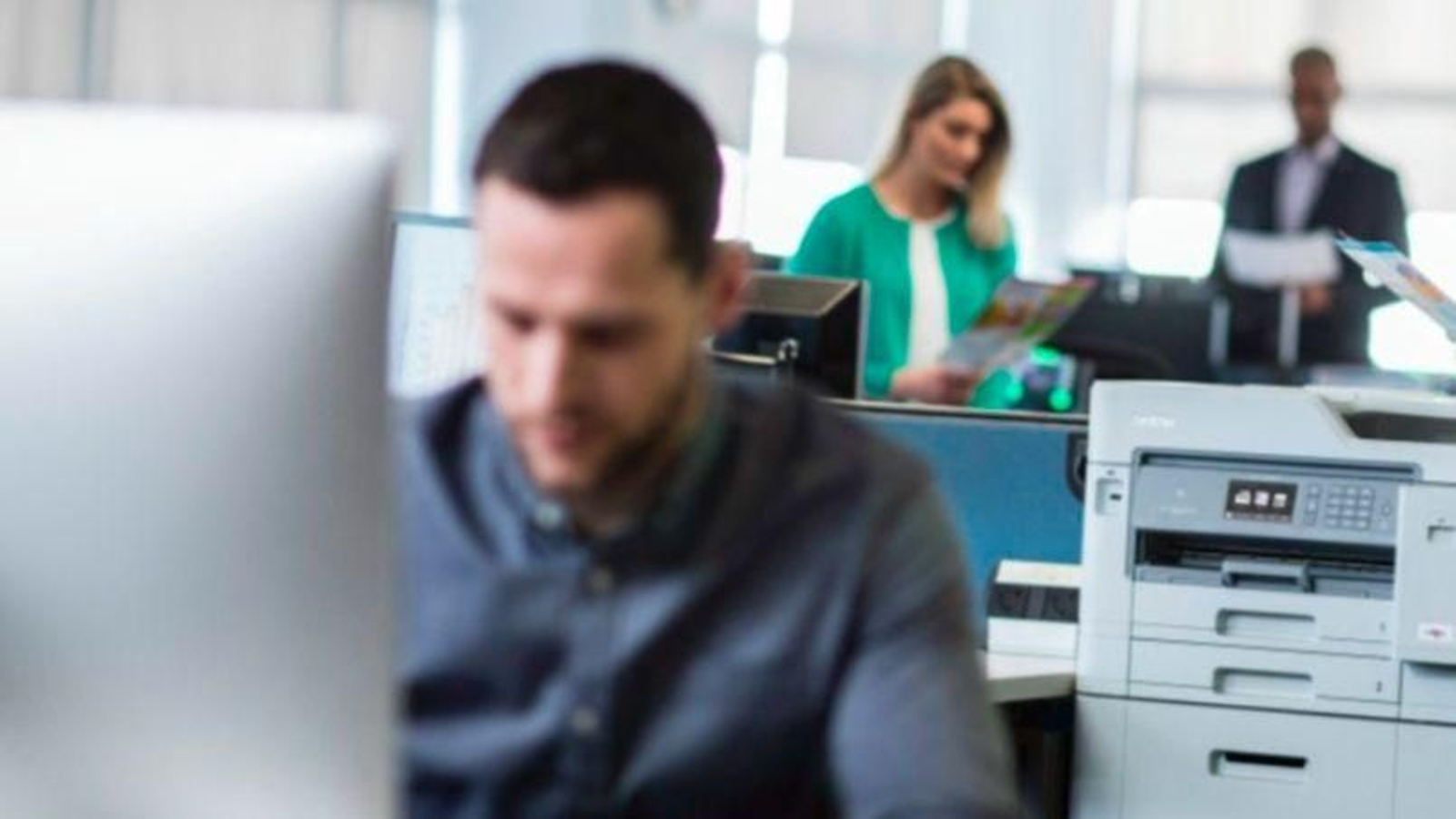 Trabajadores en una oficina.
