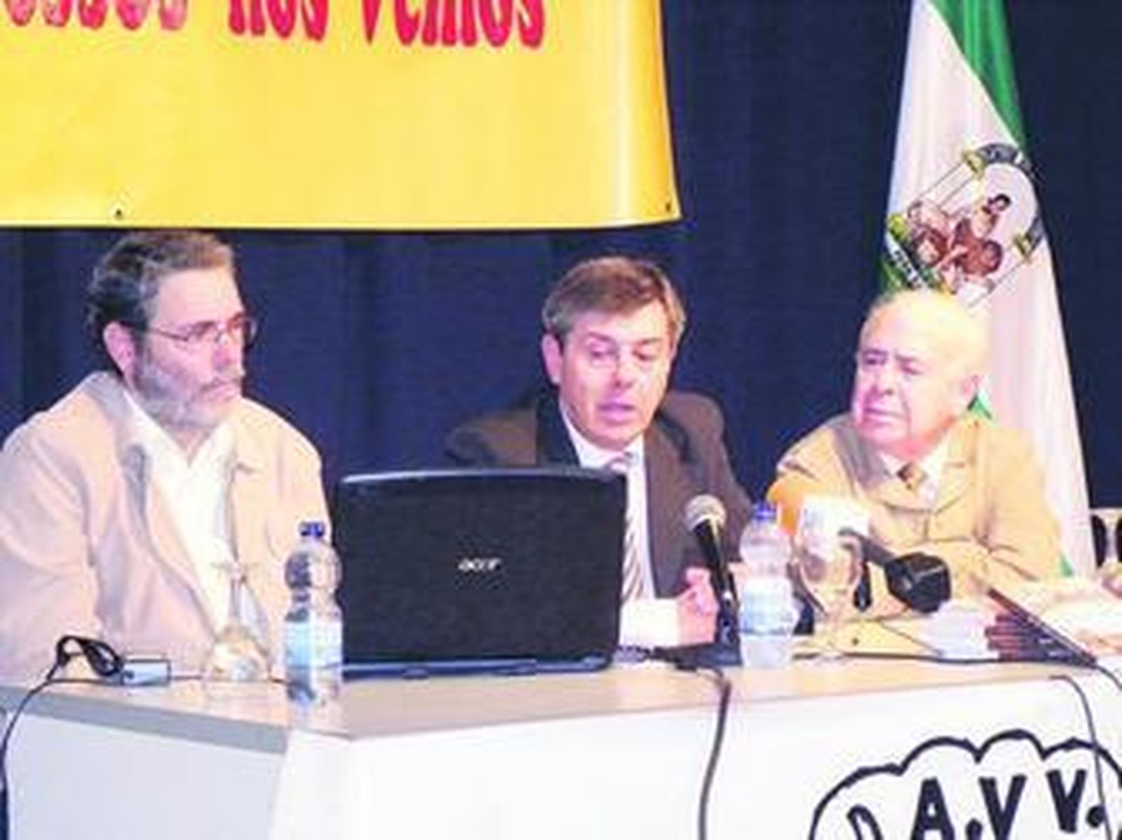 Antonio Pichardo, Antonio Peinado y Pedro Payán en el acto de presentación del libro.