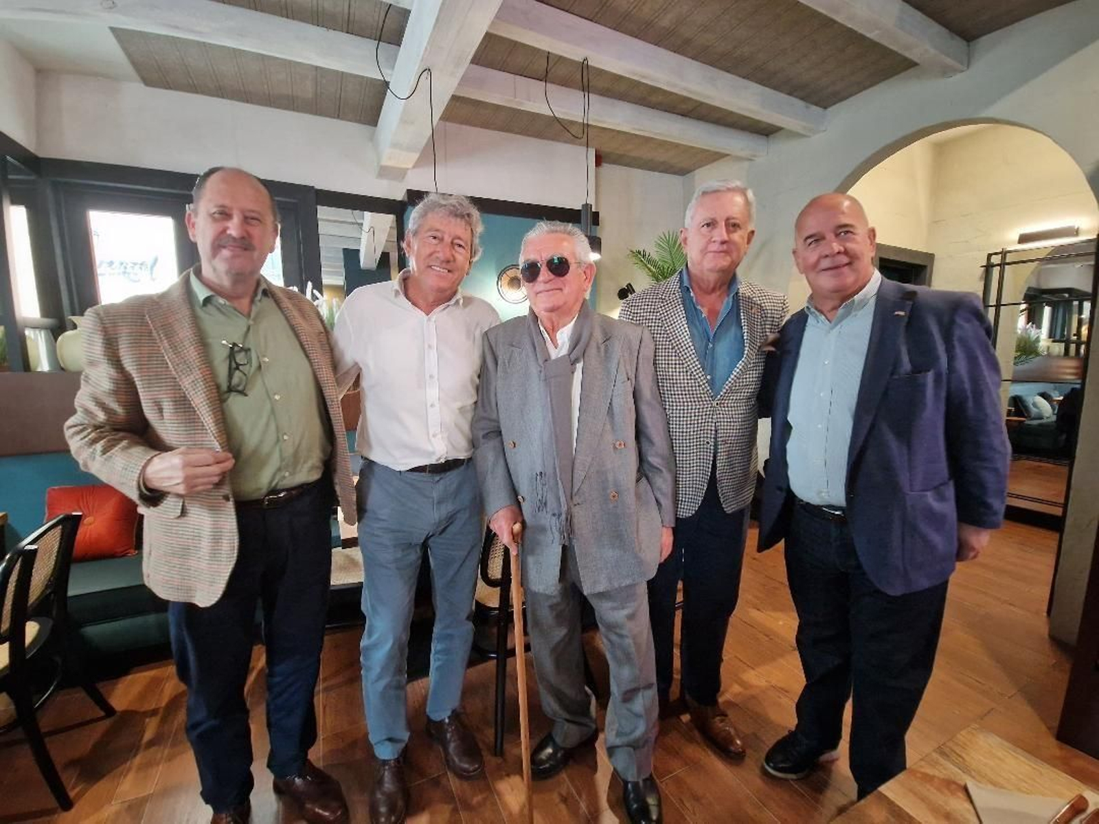 Emilio  de la Cruz, Alfonso Moldes, Juan Bey, Jose María Gómez y Paco Marente durante la reinauguración del ‘Fogón de Mariana’.