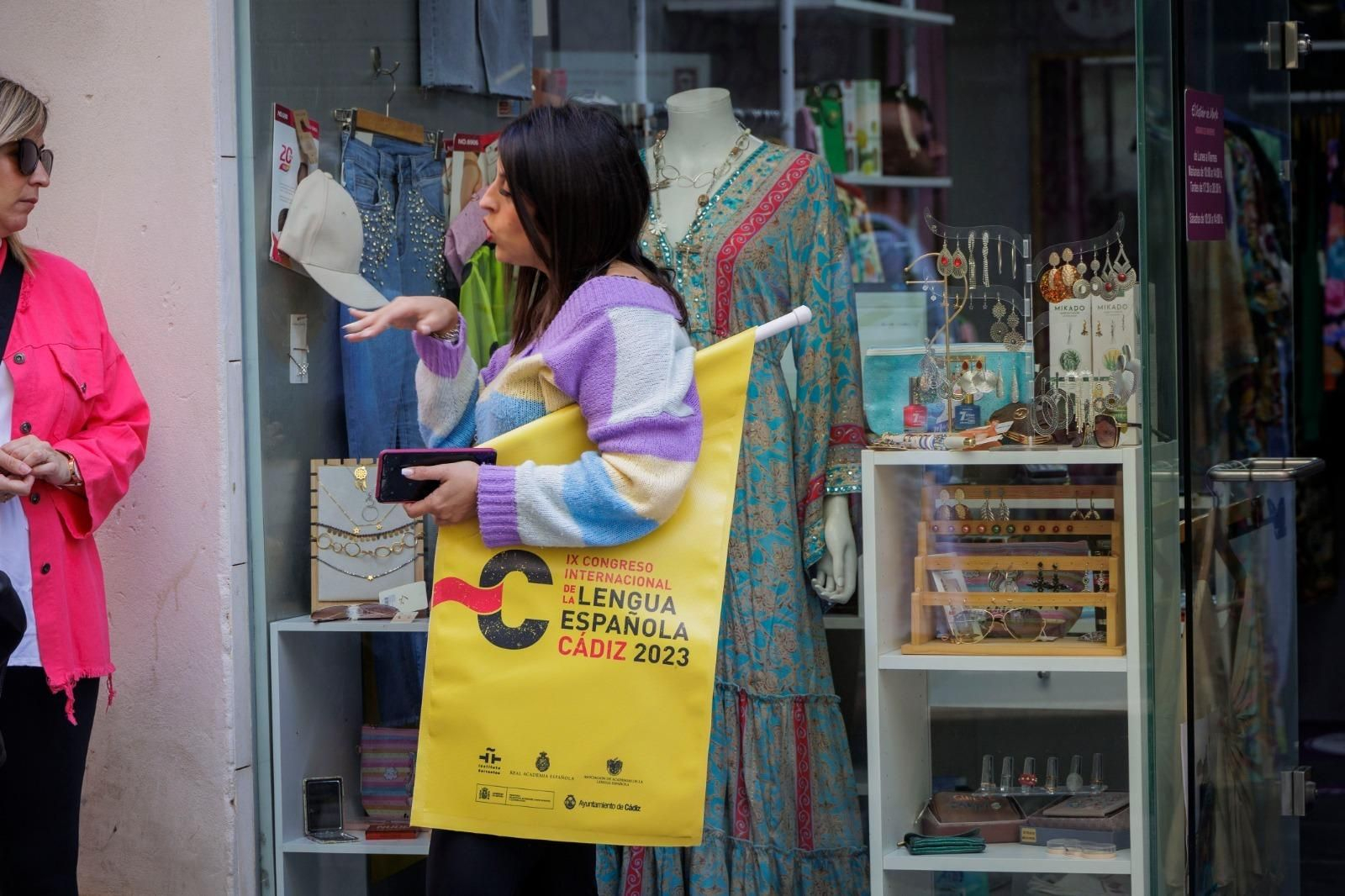 Palabras gaditanas cuelgan de los balcones de Cádiz