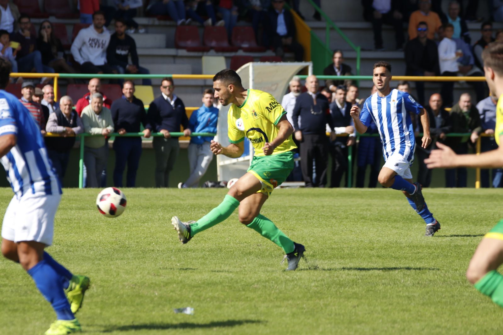 Biri busca un pase hacia Facu, fuera de plano