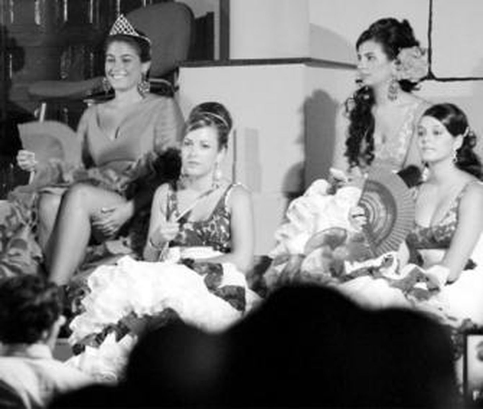 María de los Ángeles Piñero, al fondo, utiliza su abanico para soportar el calor.