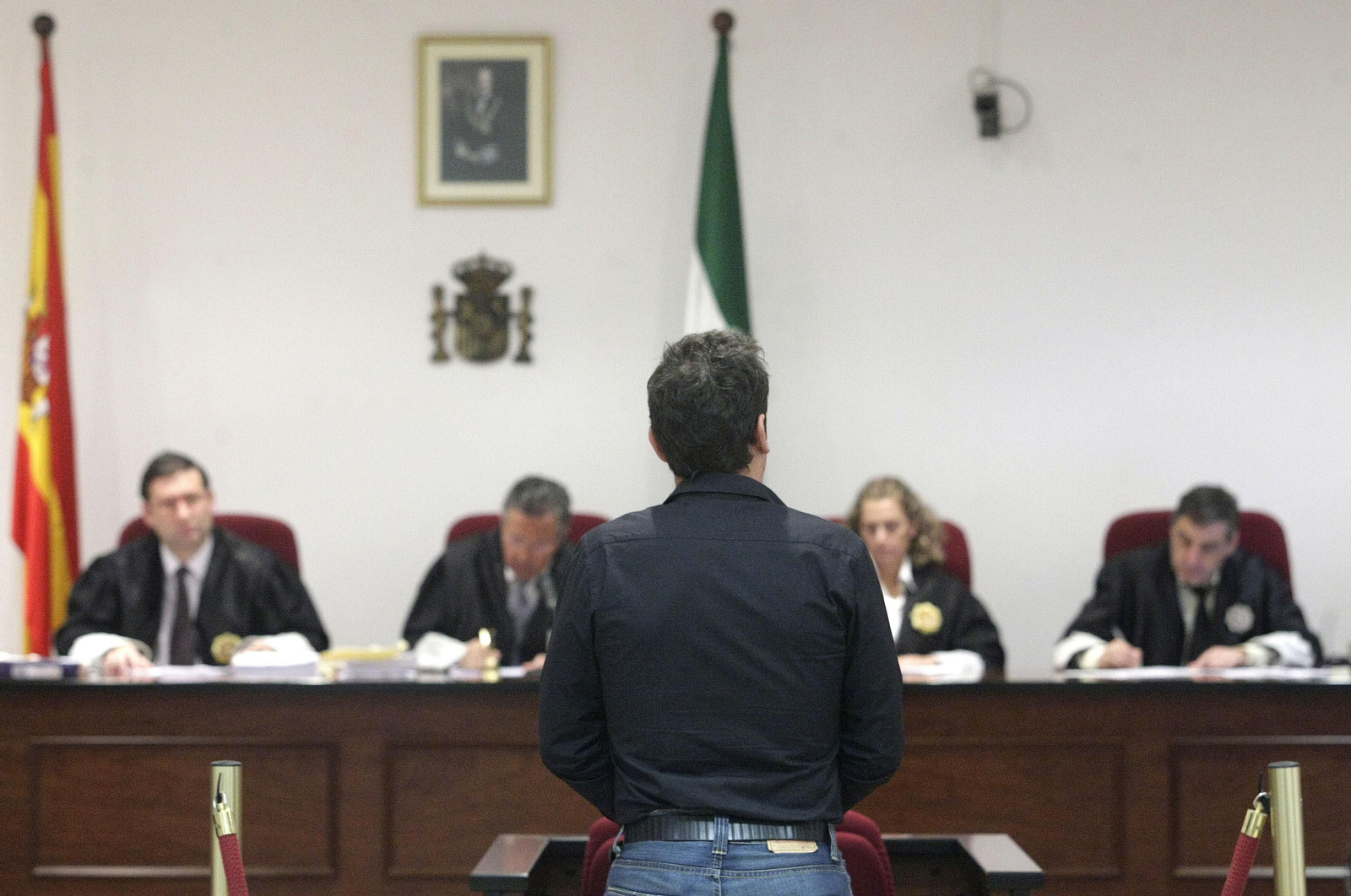 Un acusado presta declaración en un juzgado de Algeciras.