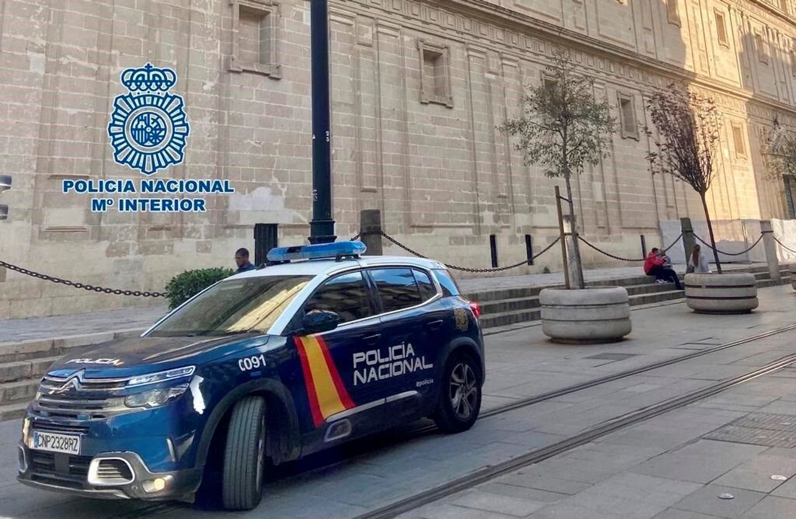 Un patrullero de la Policía Nacional en la avenida de la Constitución.