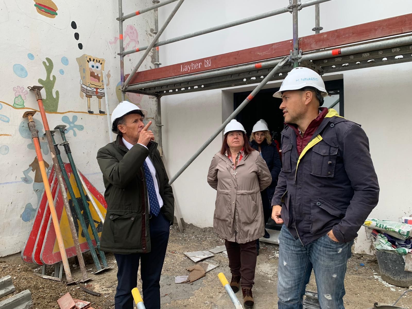 El alcalde de la ciudad, José María Román, visita las  obras.