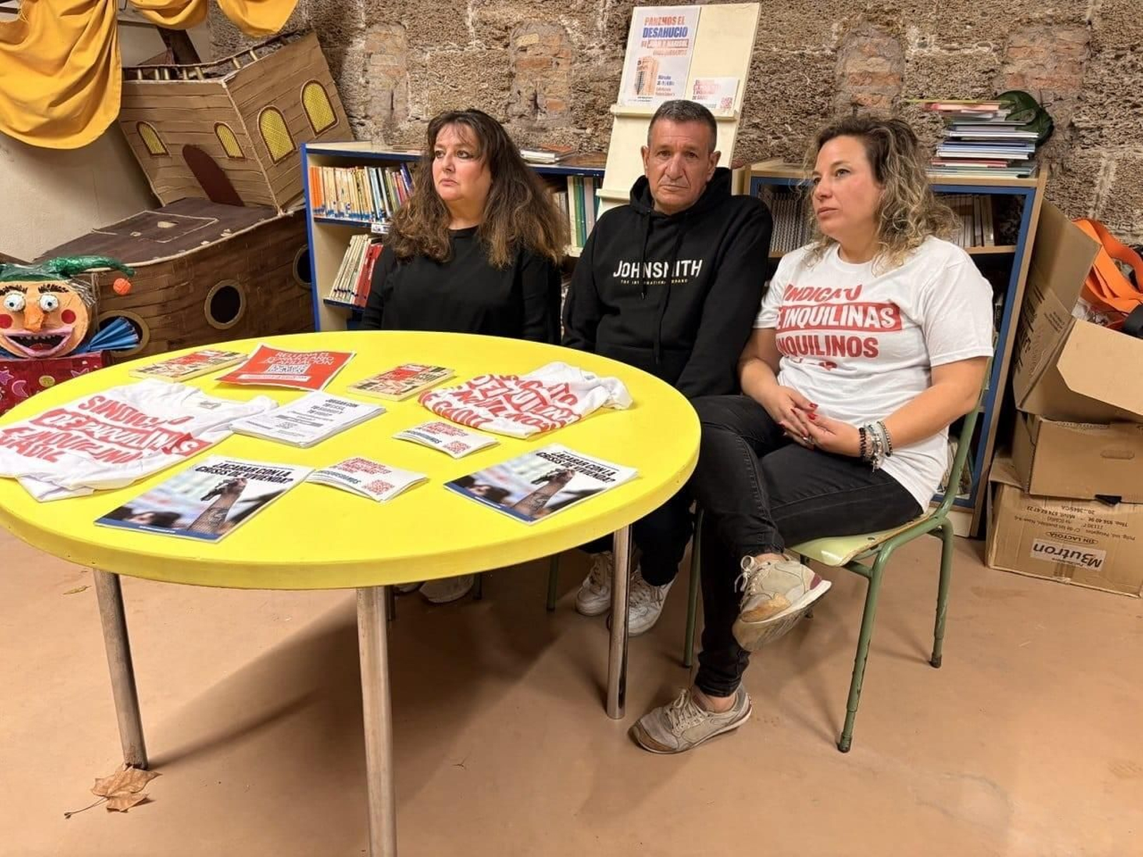 Marisol y Juan Antonio, junto a María Sánchez, del Sindicato de Inquilinas, cuando dieron a conocer su caso.
