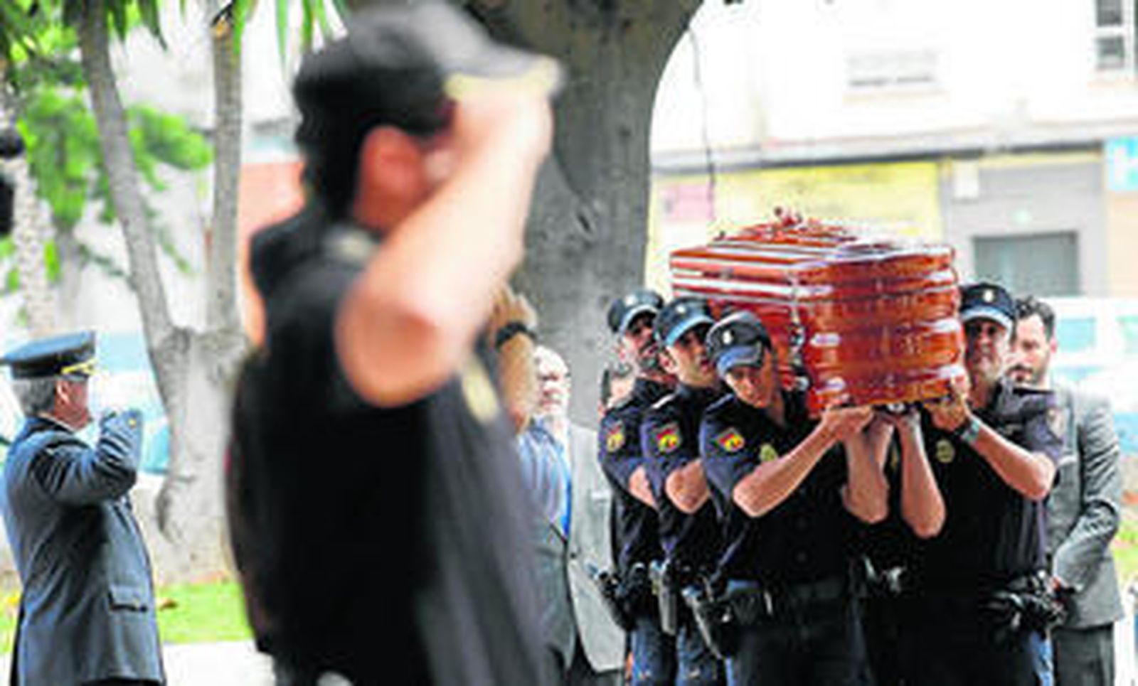 Varios compañeros del agente fallecido portan su féretro el pasado jueves en la Comisaría Provincial.