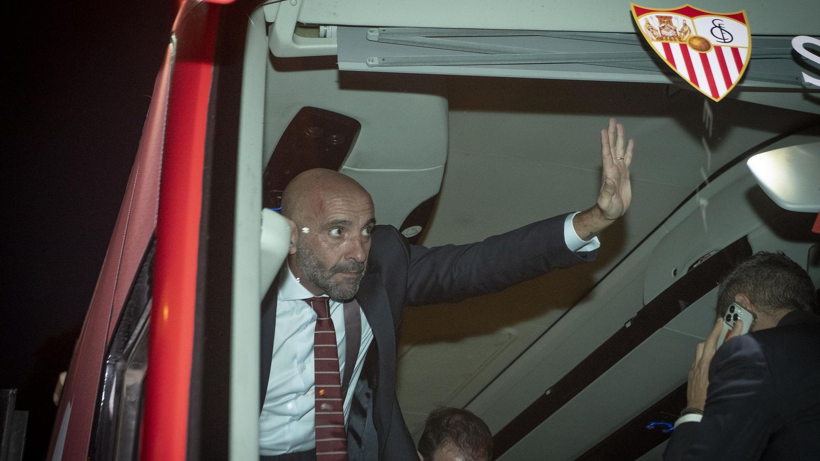 Monchi saluda a la afición sevillista al salir de Nervión hacia Heliópolis.