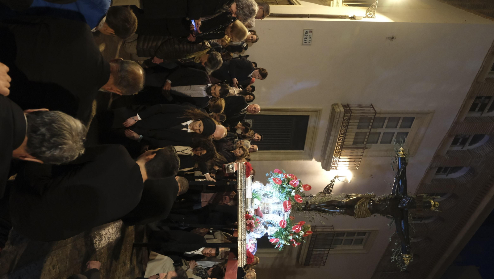 Procesión del Vía Crucis-Cristo de la Escucha en Almería, en imágenes