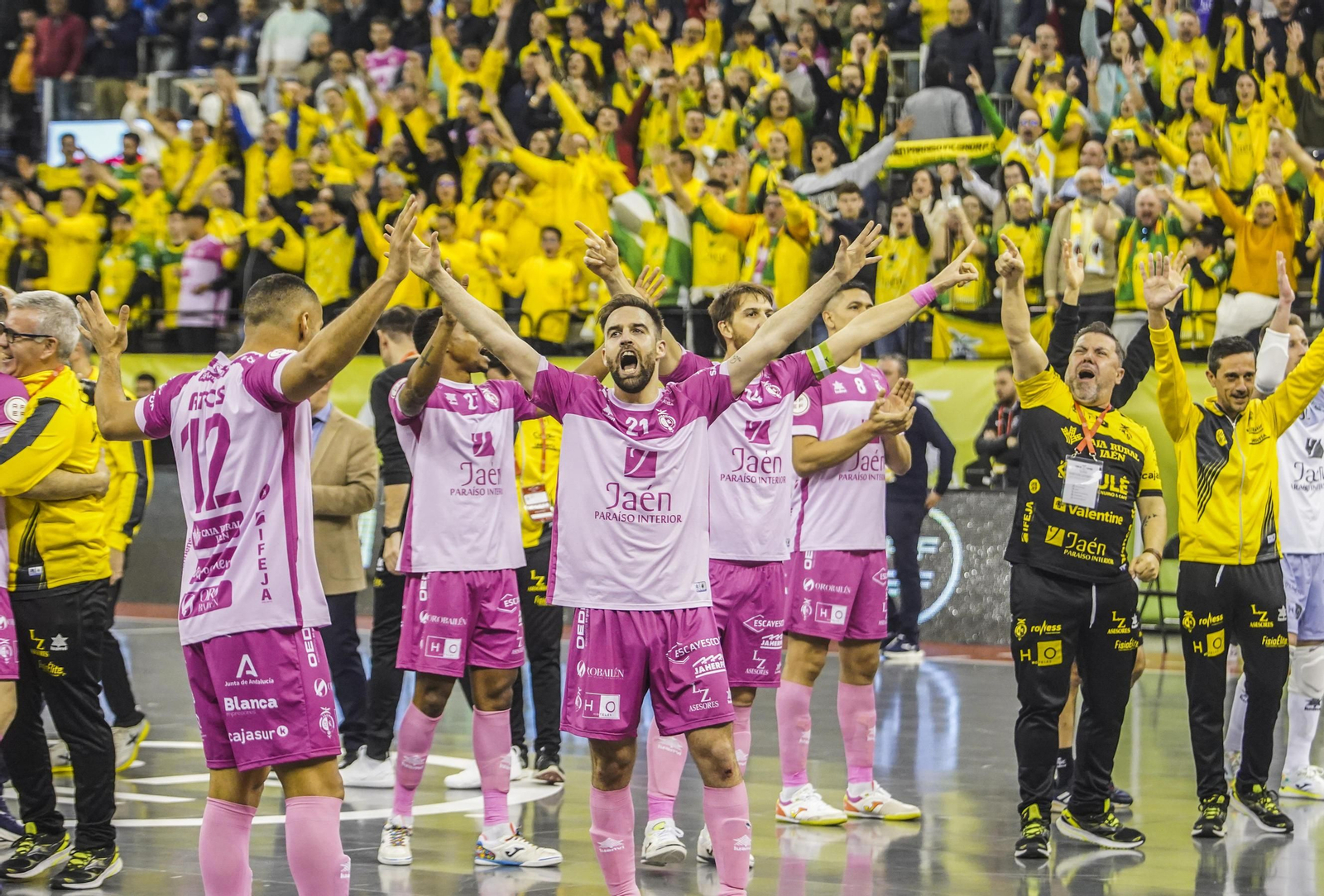 La marea amarilla del Jaén FS toma el Palacio de los Deportes de Granada