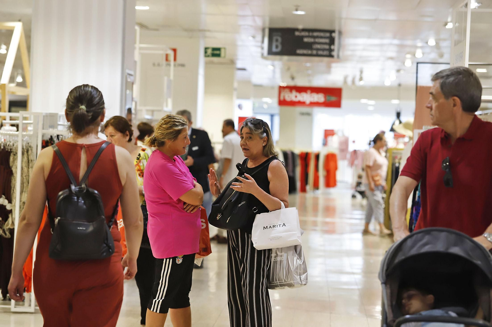 Imágenes del inicio de las Rebajas de verano en Huelva